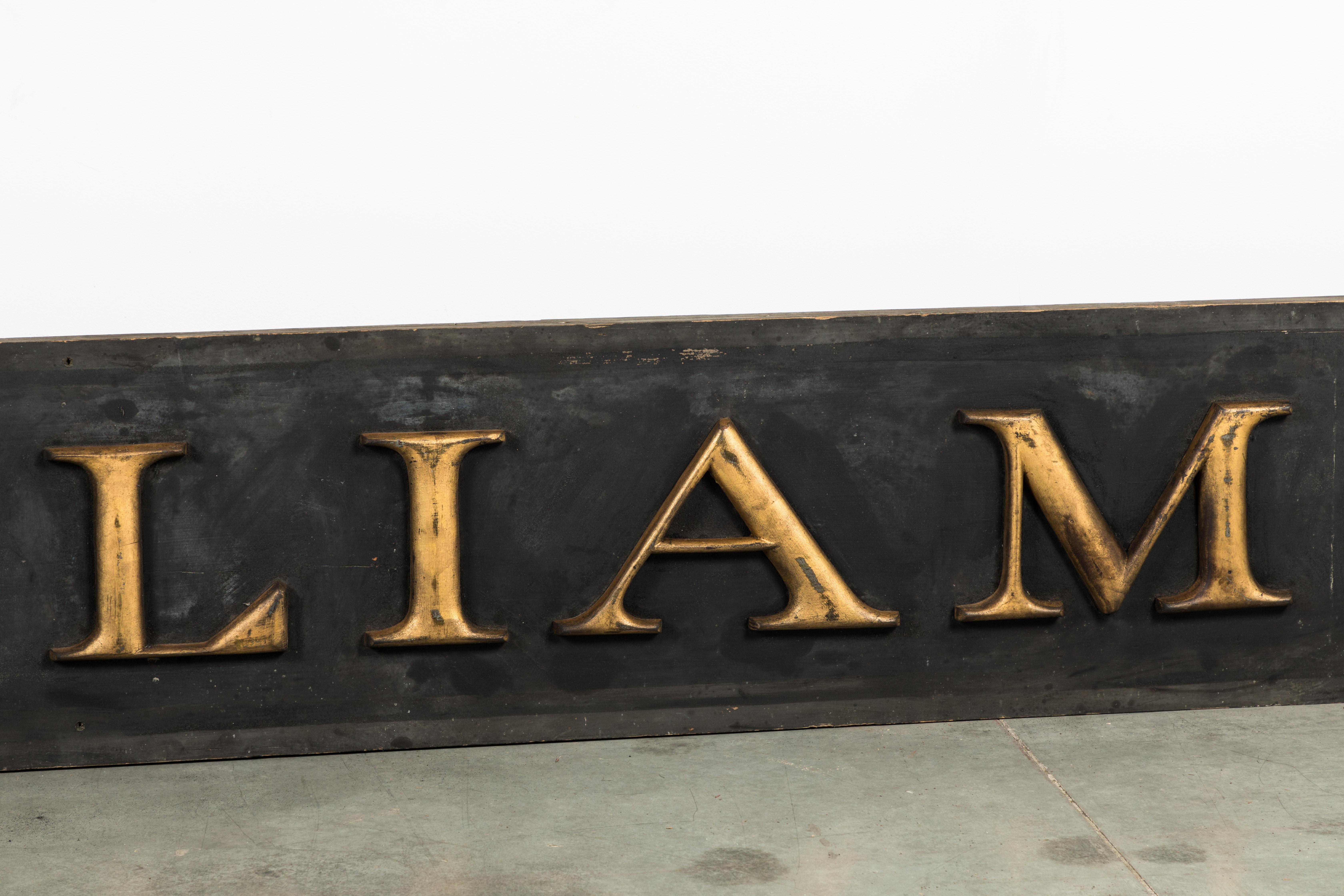 Vergoldetes, geschnitztes Holzschnitztes William Trade-Schild aus dem 19. Jahrhundert (Volkskunst) im Angebot