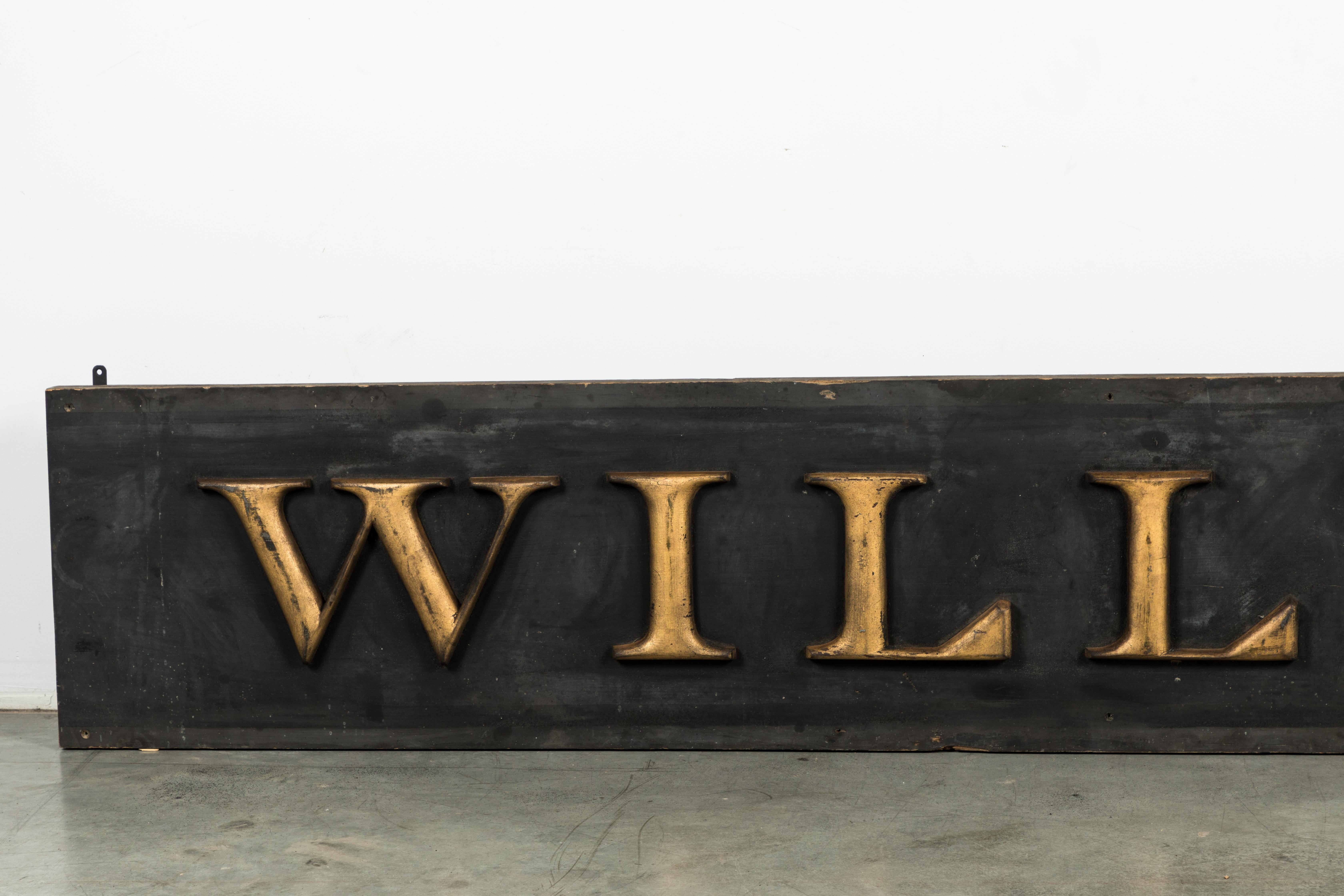 Vergoldetes, geschnitztes Holzschnitztes William Trade-Schild aus dem 19. Jahrhundert (amerikanisch) im Angebot