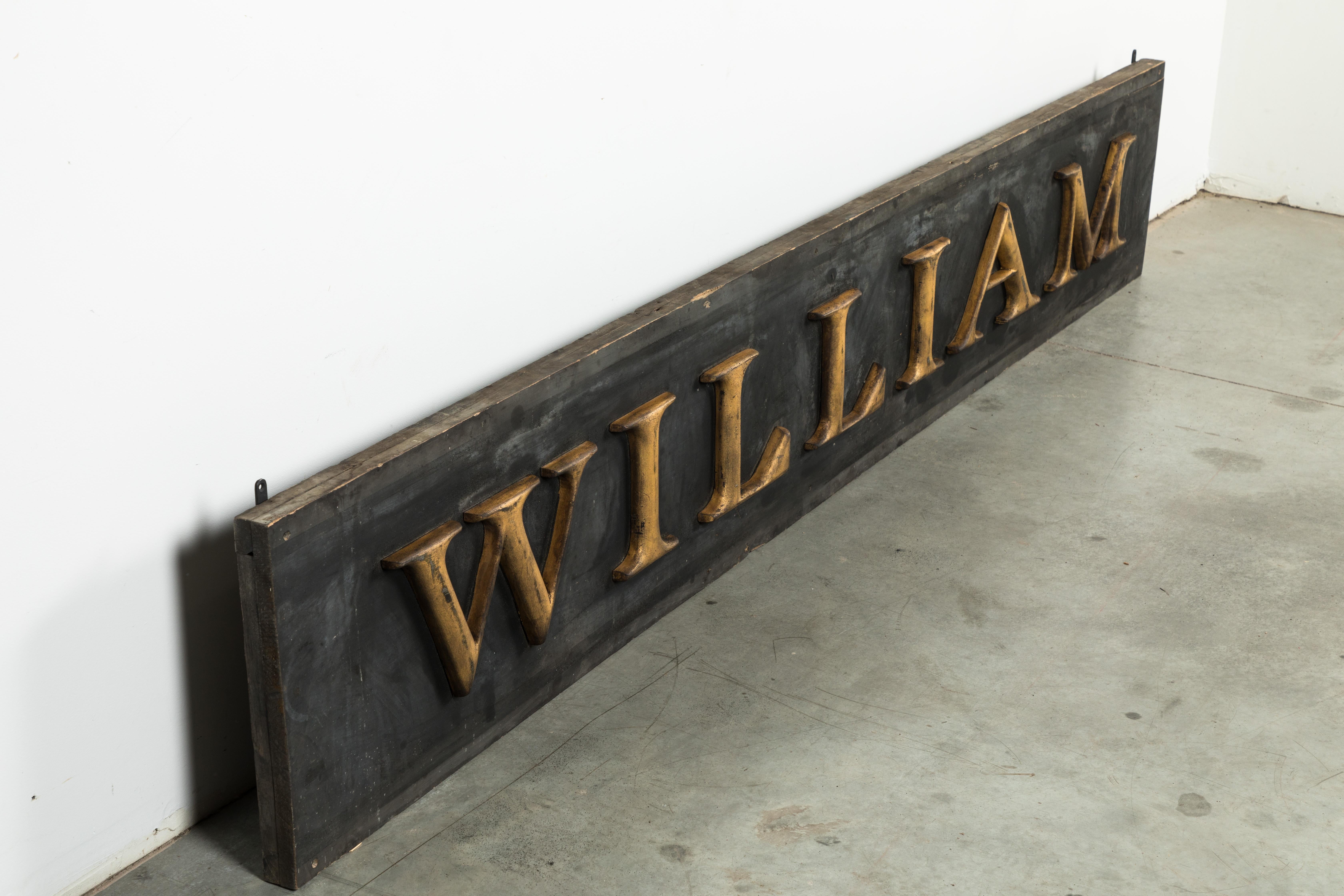 Vergoldetes, geschnitztes Holzschnitztes William Trade-Schild aus dem 19. Jahrhundert im Angebot 1
