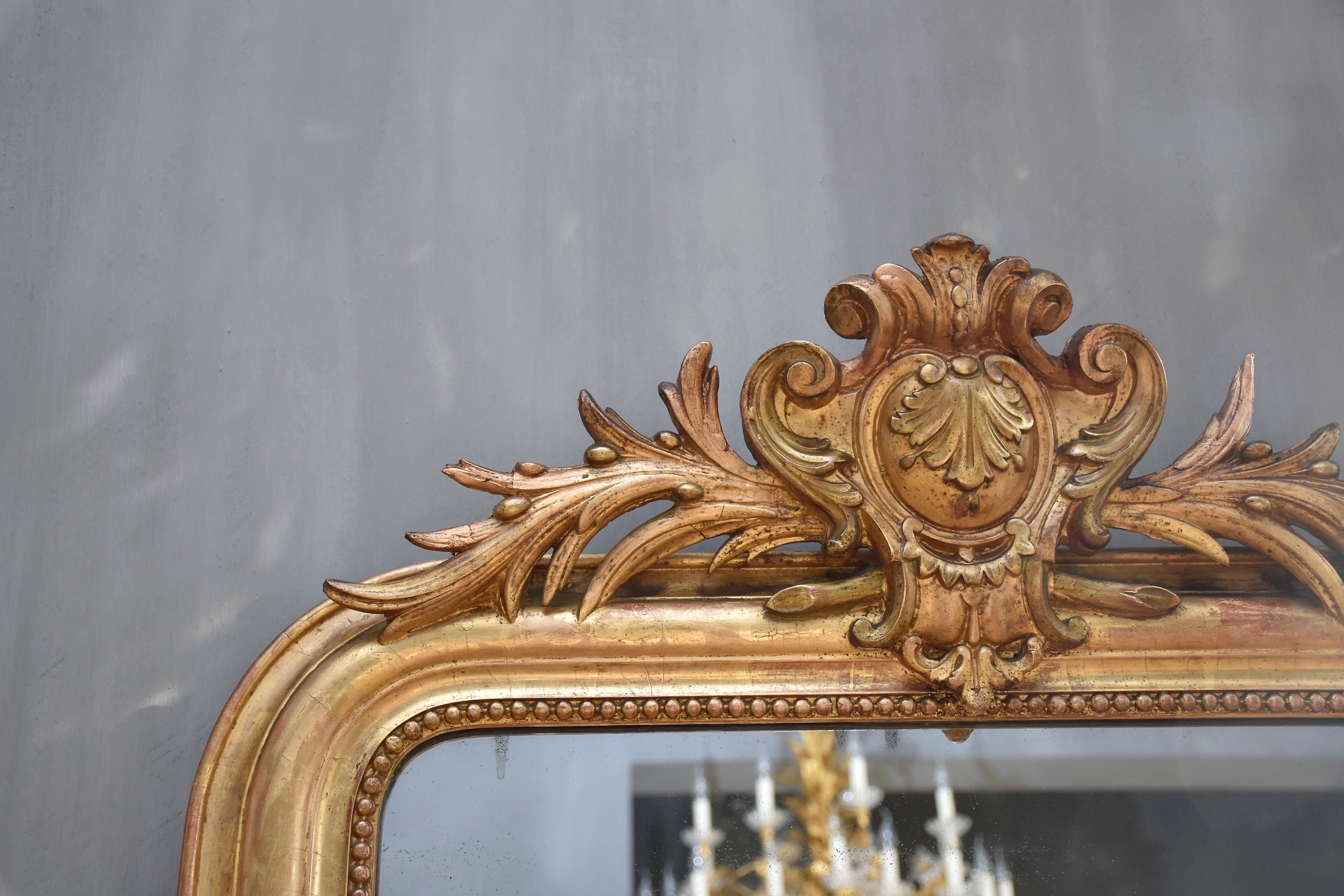 19th century gold leaf gilded French mirror Louis Philippe with a crest For Sale 1