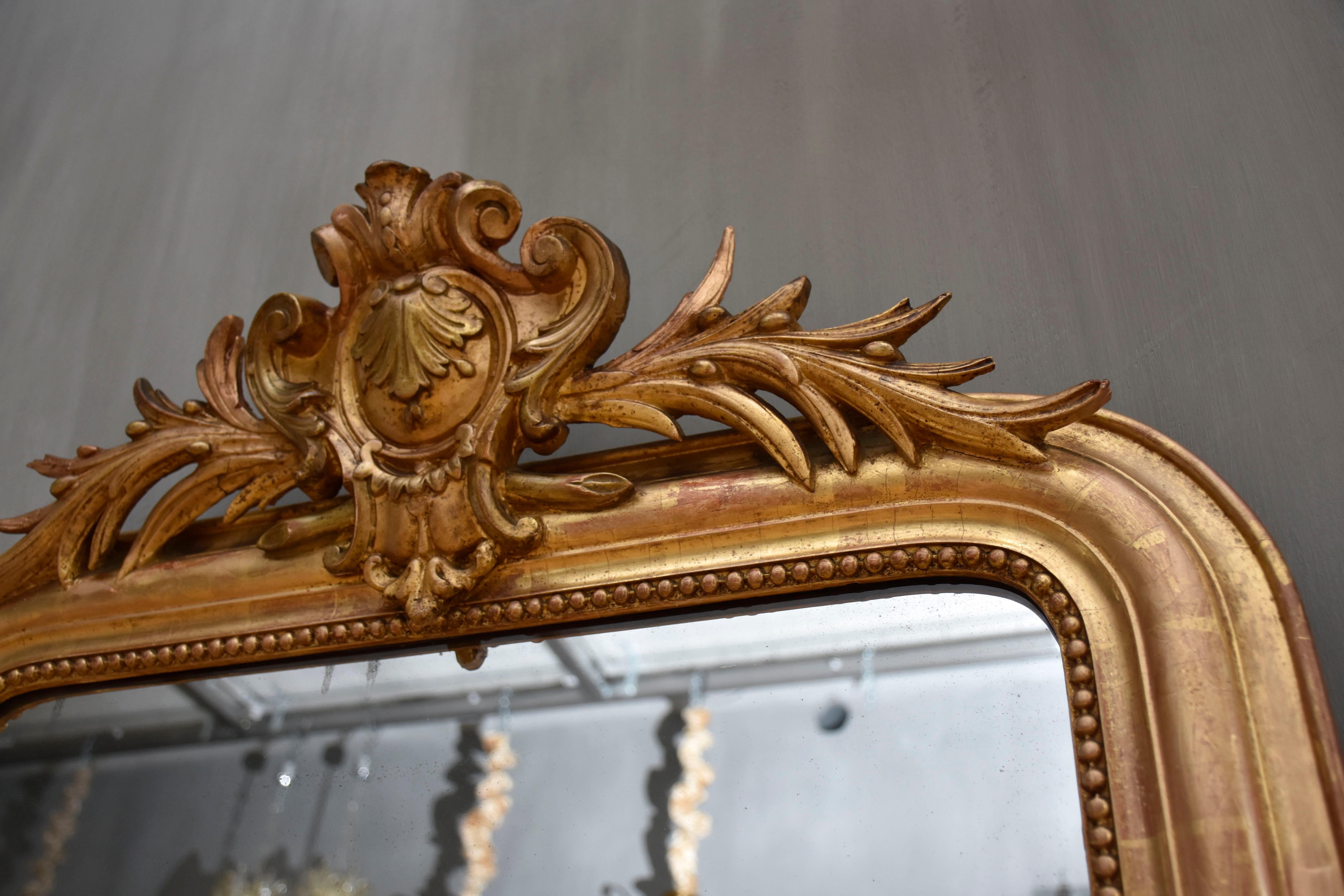 19th century gold leaf gilded French mirror Louis Philippe with a crest For Sale 3