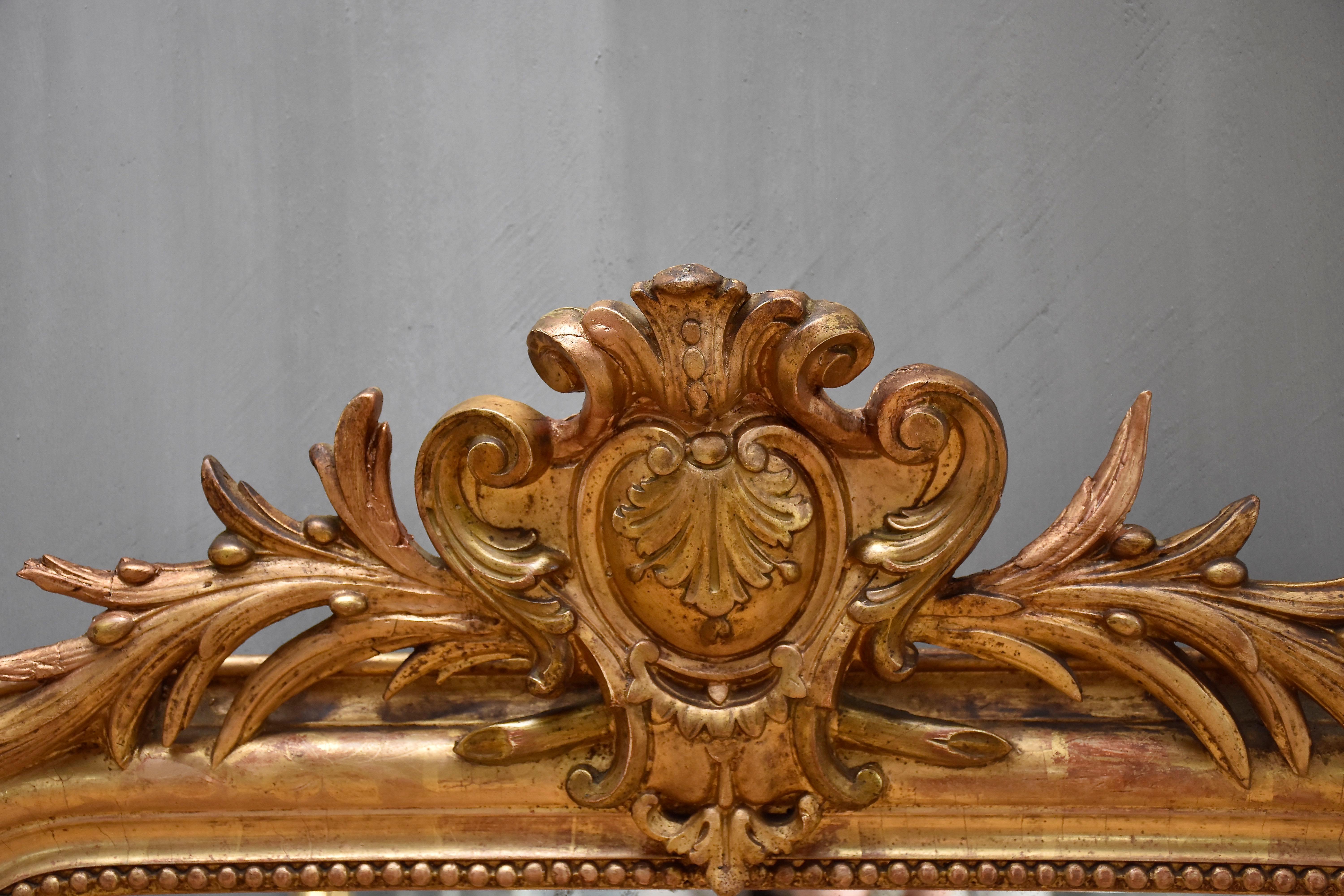19th century gold leaf gilded French mirror Louis Philippe with a crest For Sale 4
