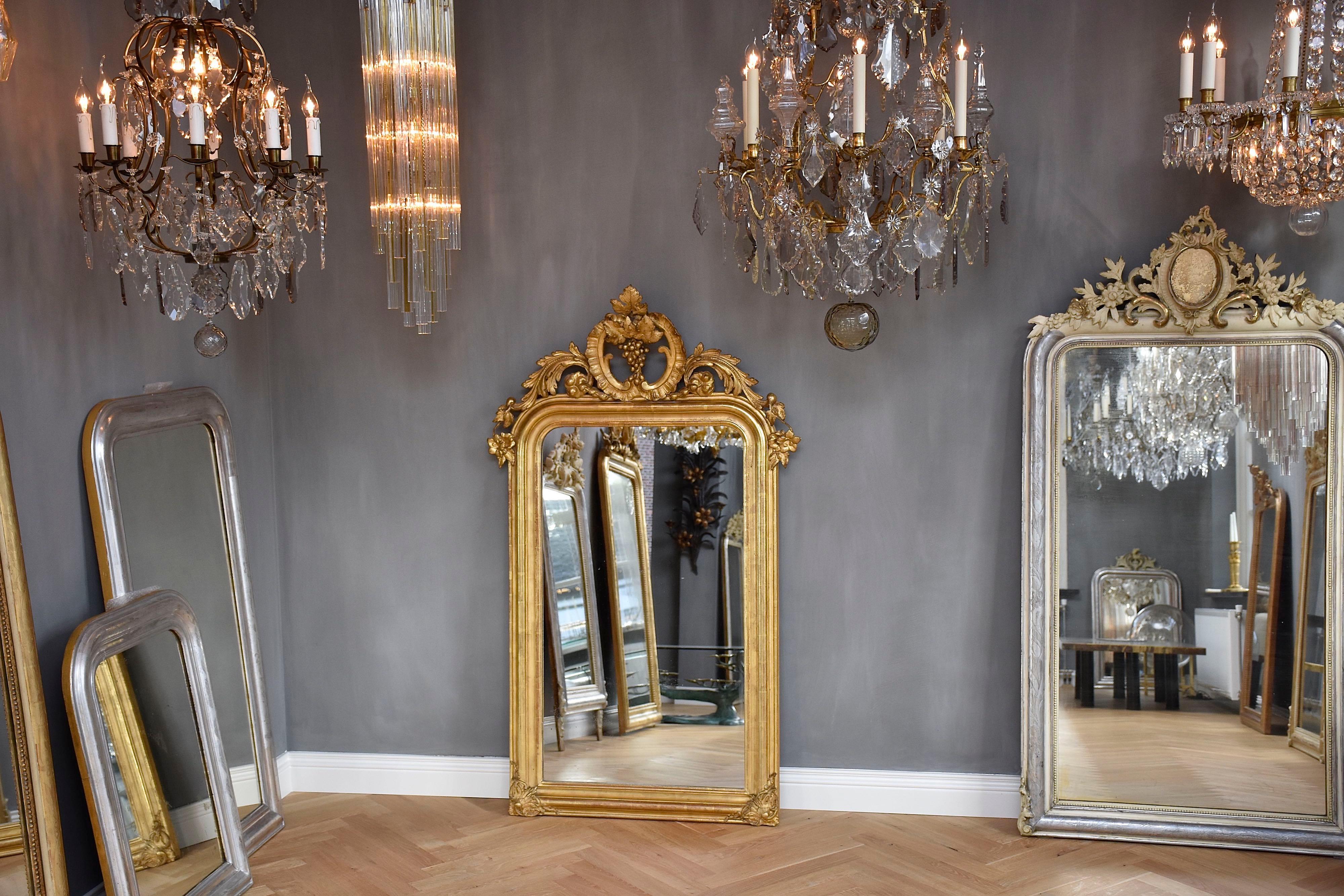 Miroir français du 19e siècle doré à la feuille d'or Louis Philippe avec une crête en vente 2