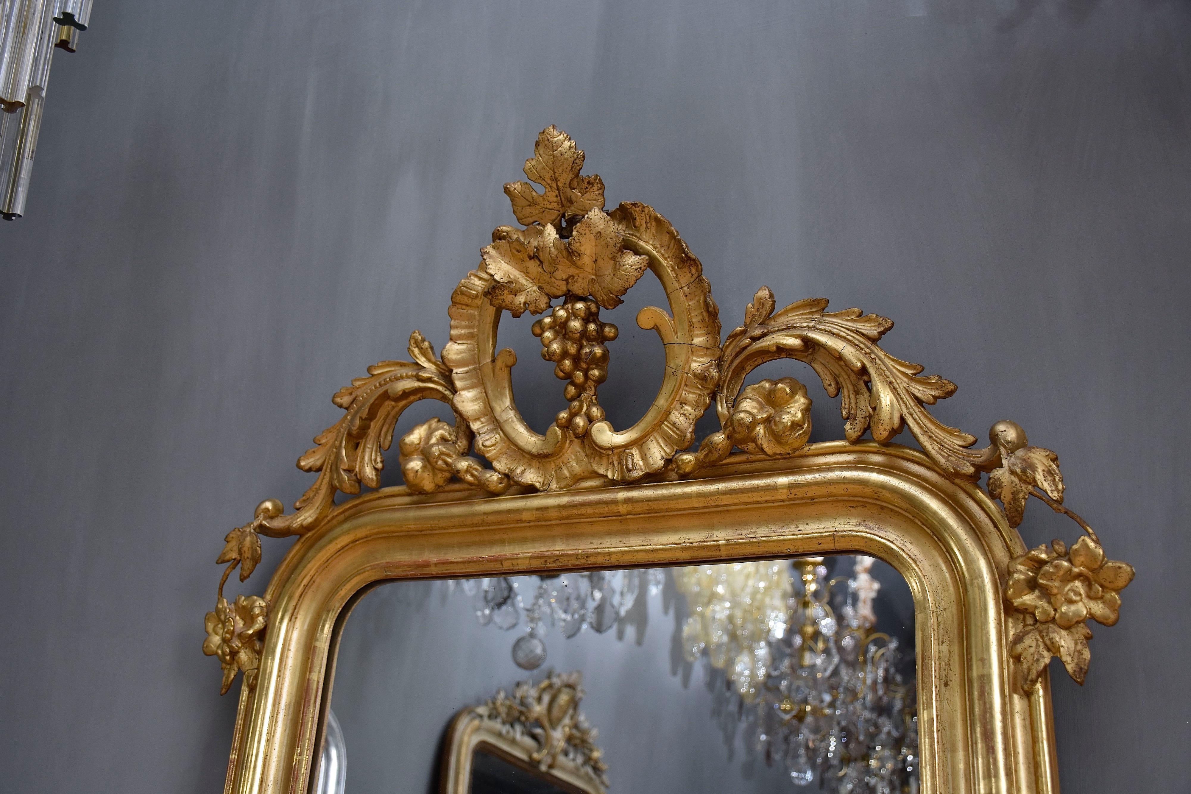 Français Miroir français du 19e siècle doré à la feuille d'or Louis Philippe avec une crête en vente