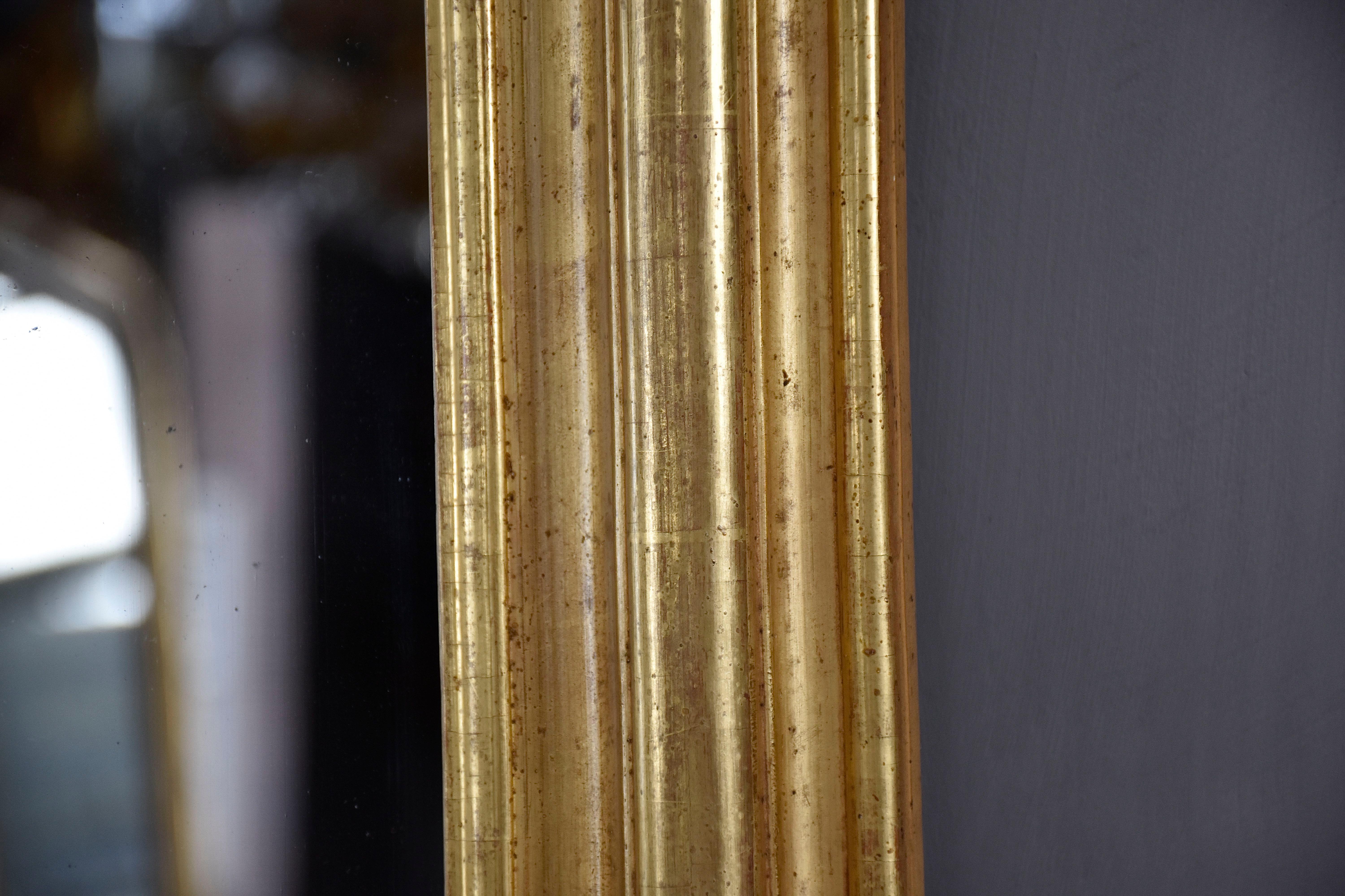Doré Miroir français du 19e siècle doré à la feuille d'or Louis Philippe avec une crête en vente