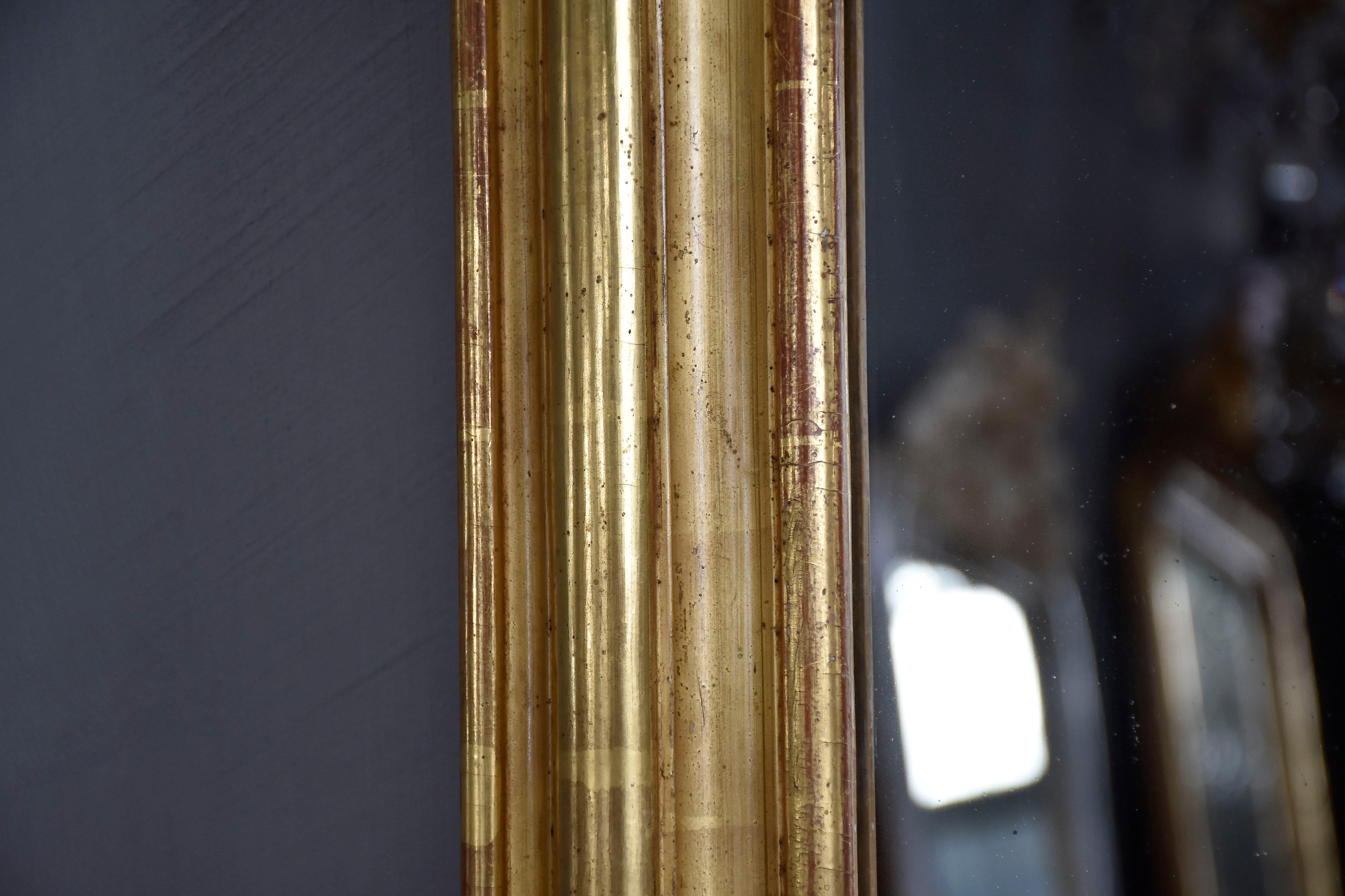 Doré Miroir français du 19e siècle doré à la feuille d'or Louis Philippe avec une crête en vente