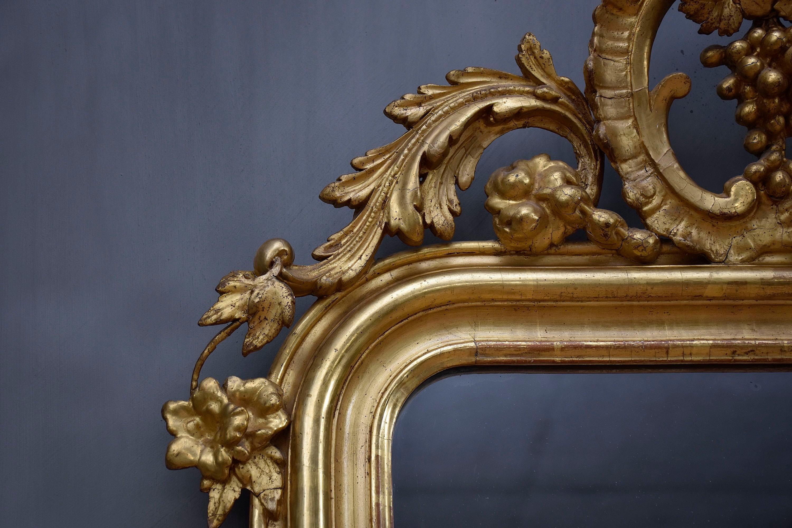 XIXe siècle Miroir français du 19e siècle doré à la feuille d'or Louis Philippe avec une crête en vente