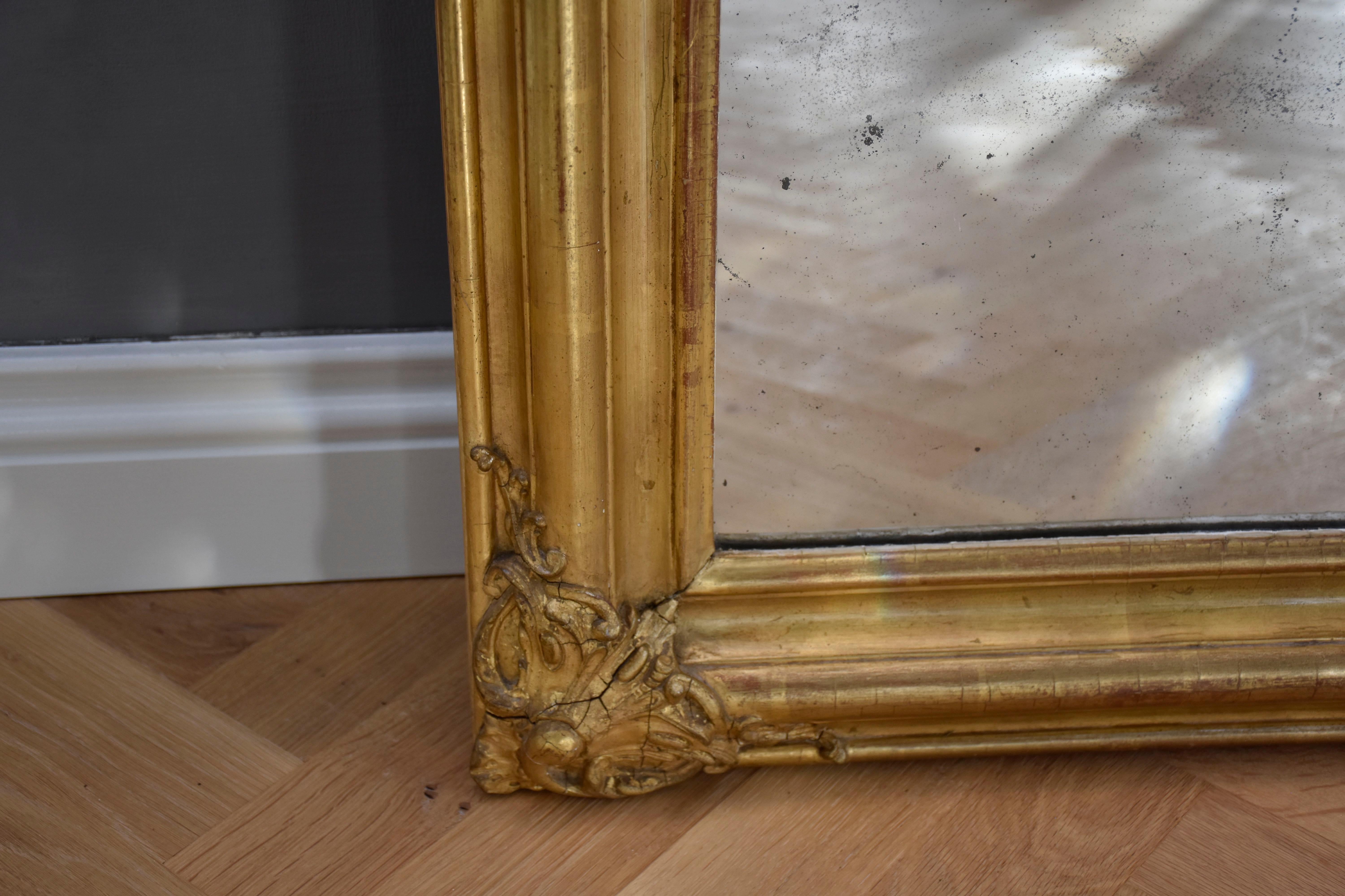 Feuille d'or Miroir français du 19e siècle doré à la feuille d'or Louis Philippe avec une crête en vente
