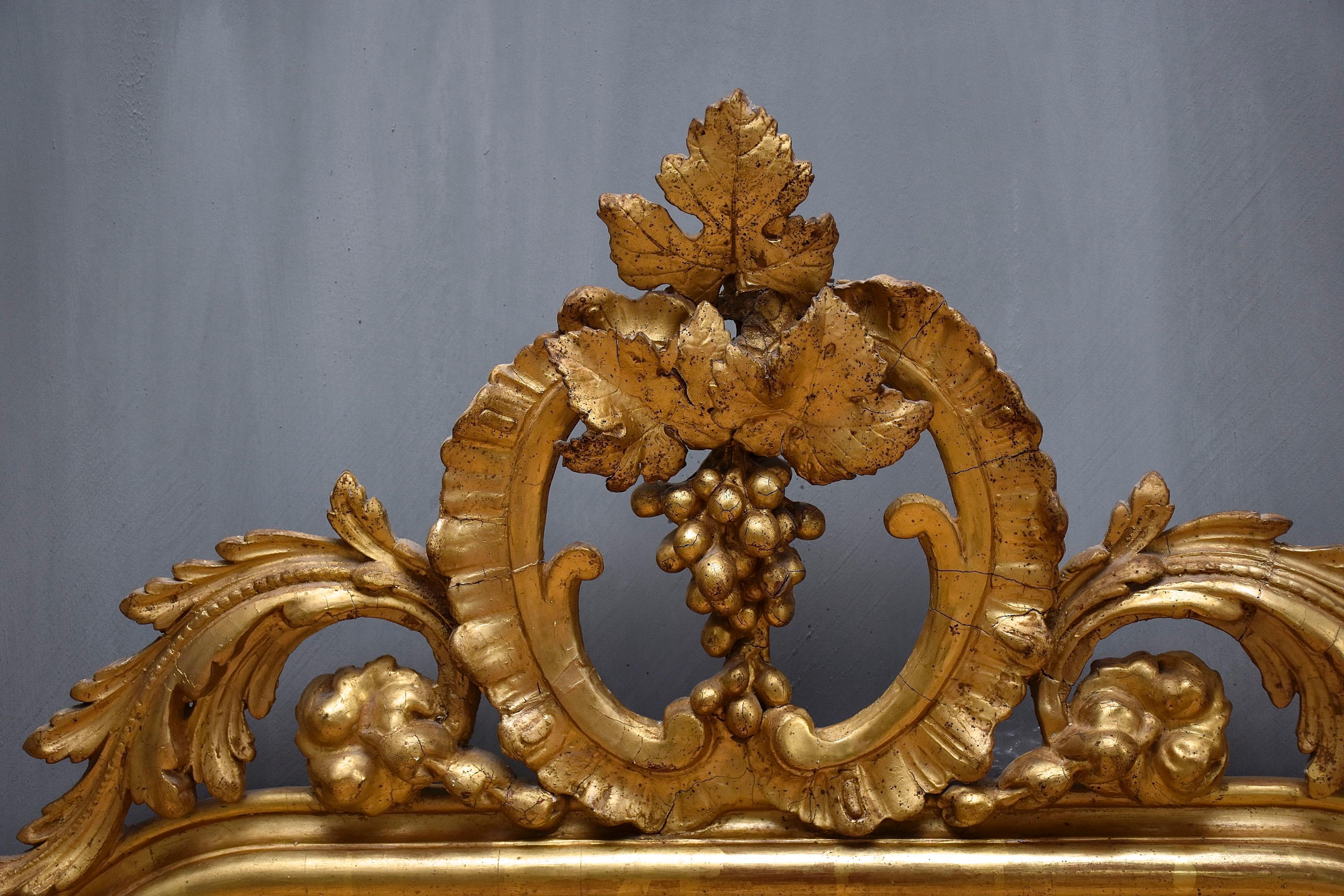 Miroir français du 19e siècle doré à la feuille d'or Louis Philippe avec une crête en vente 1