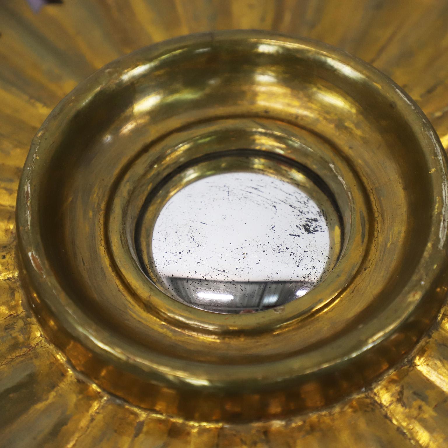 Specchio a raggiera in foglia d'oro del XIX secolo. Ottime condizioni vintage, la forma dello specchio è concava.