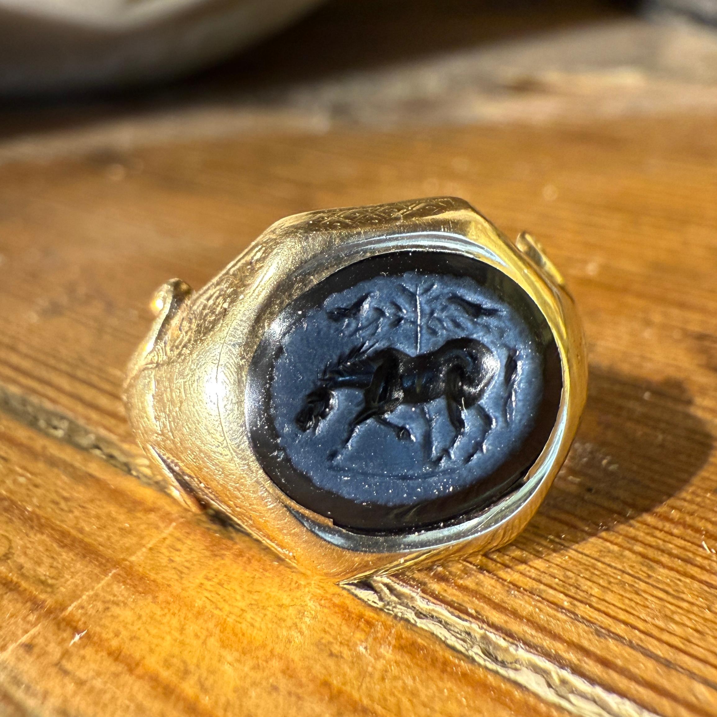 Anillo de oro del siglo XIX con una antigua calcografía romana Nicolo de un caballo. en venta 8