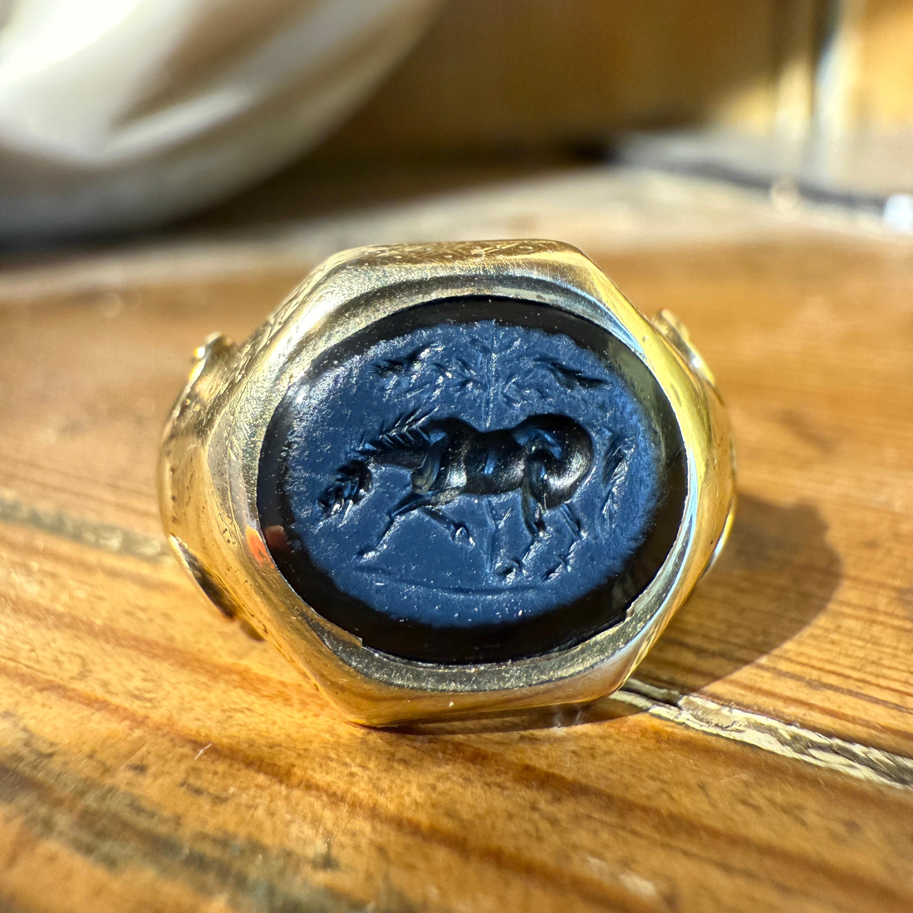 Anillo de oro del siglo XIX con una antigua calcografía romana Nicolo de un caballo. en venta 9