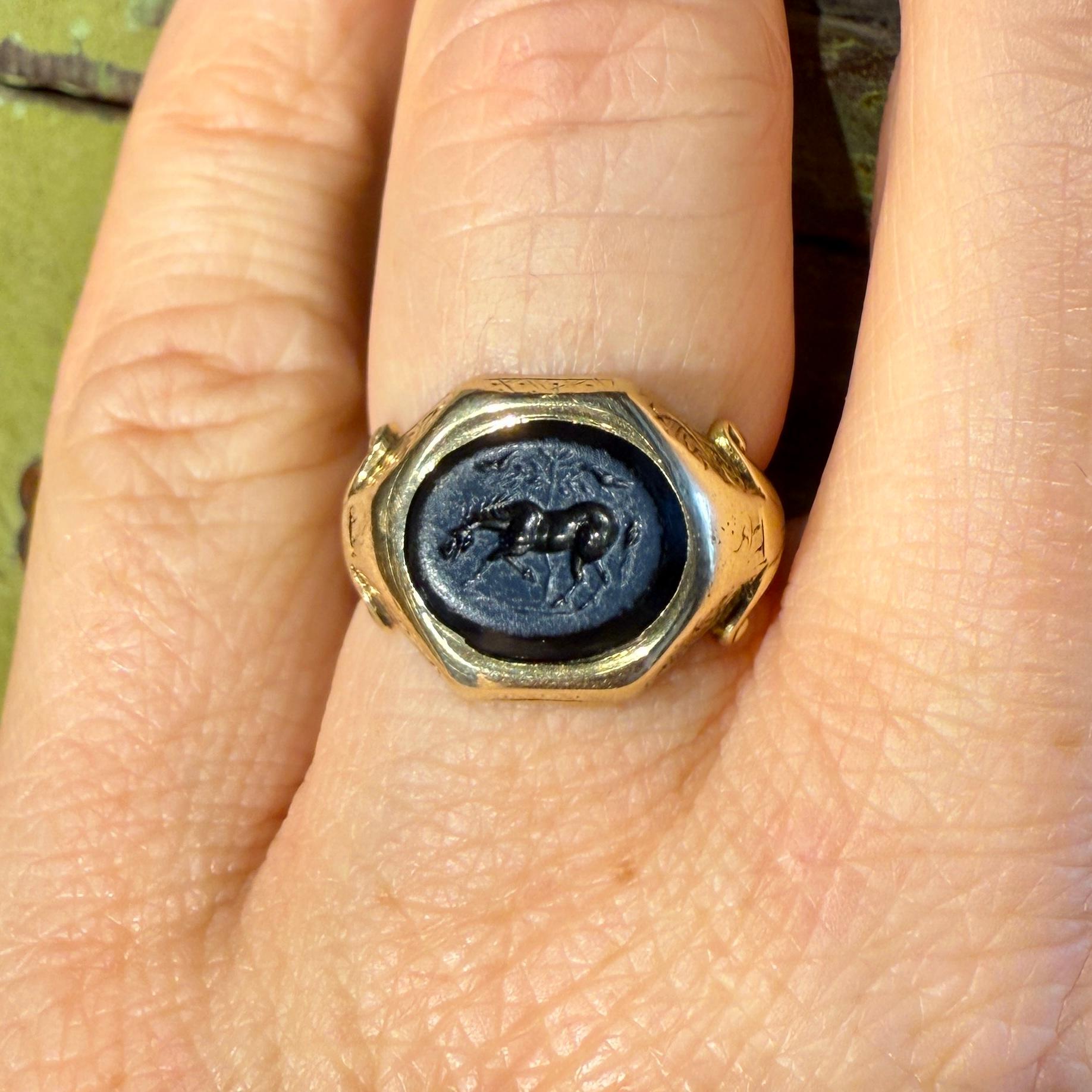 Anillo de oro de muchos quilates engastado con una calcografía romana de Nicolo que representa un caballo ante un árbol
 
Calcografía romana, siglos I-II d.C., engastada en una montura del siglo XIX.
 
Medidas
    -    Talla del anillo: UK M / US