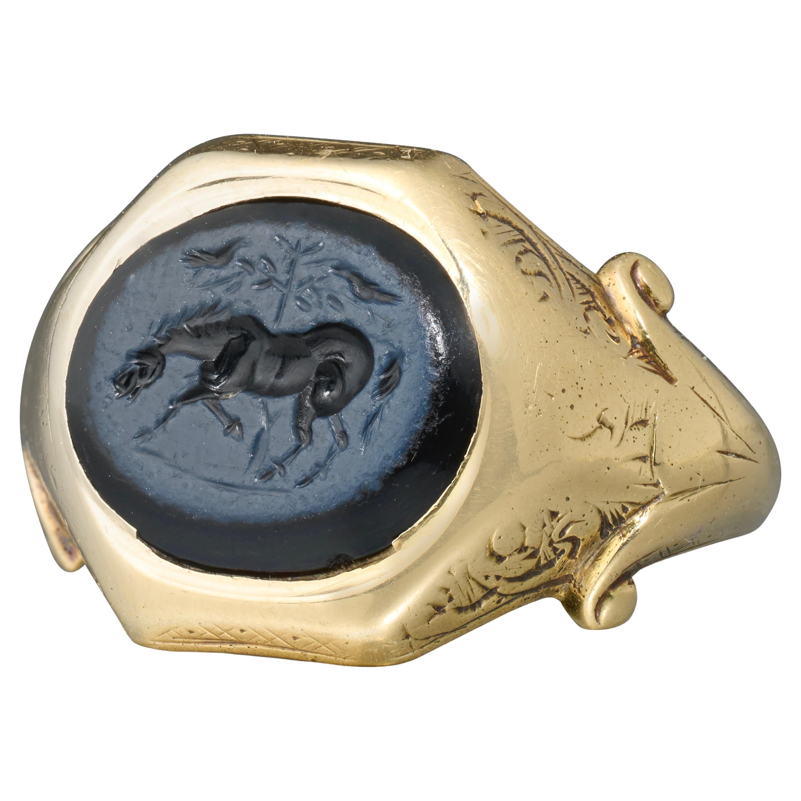 Anillo de oro del siglo XIX con una antigua calcografía romana Nicolo de un caballo. en venta