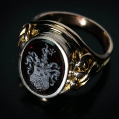 Anello con sigillo in oro del XIX secolo con intaglio araldico in granato - Rif.: 850115