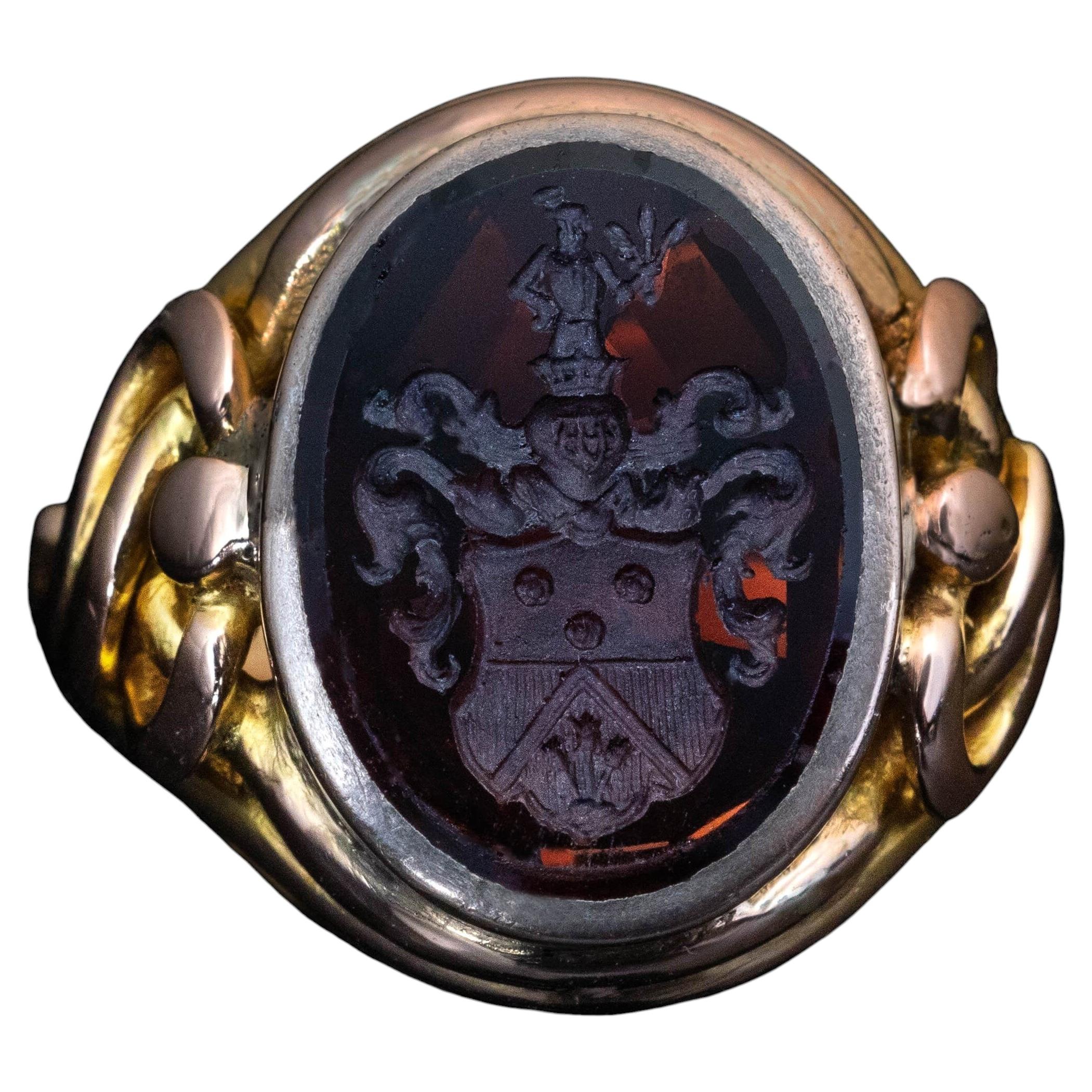 Anello con sigillo in oro del XIX secolo con intaglio araldico in granato - Rif.: 850115