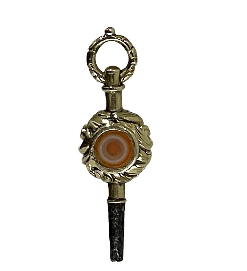 19th century gold Watch-Key with double colour agate

A watch-key, gold with double sides agate. On each side a different colour round agate stone set in a floral round golden shape.
The measurements are 3.7 cm high, 1.1 cm wide and 0.7 cm deep.