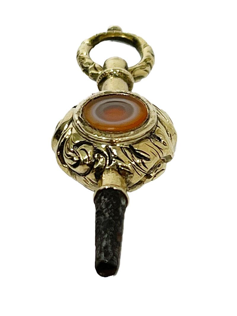 19th century gold Watch-Key with double colour agate In Good Condition For Sale In Delft, NL