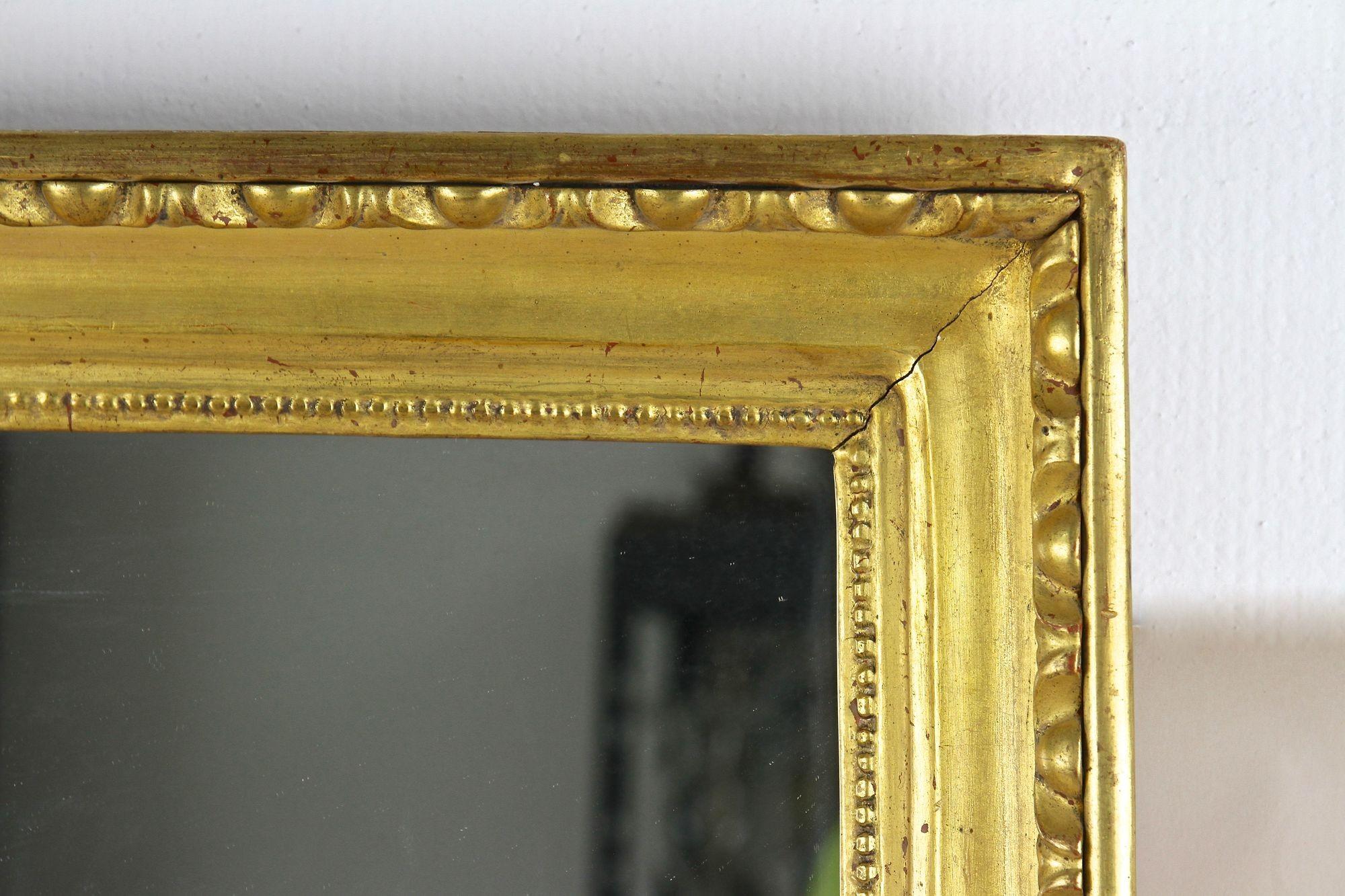 Miroir Biedermeier doré du 19ème siècle avec barres à œil de taureau, Autriche, vers 1830 Bon état - En vente à Lichtenberg, AT