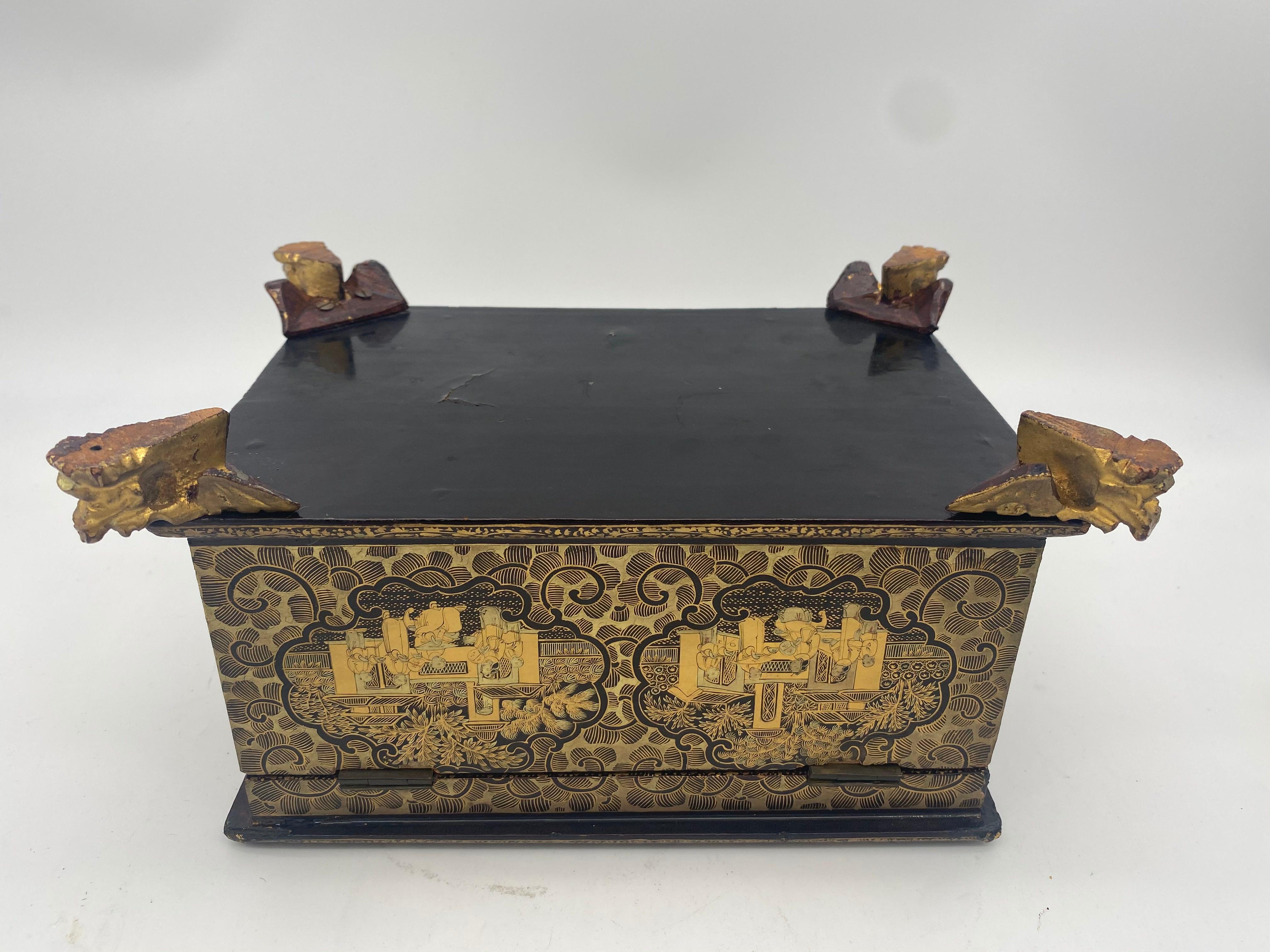 19th Century Golden Black Lacquer Chinese Jewelry Box with Dragon Feet For Sale 6