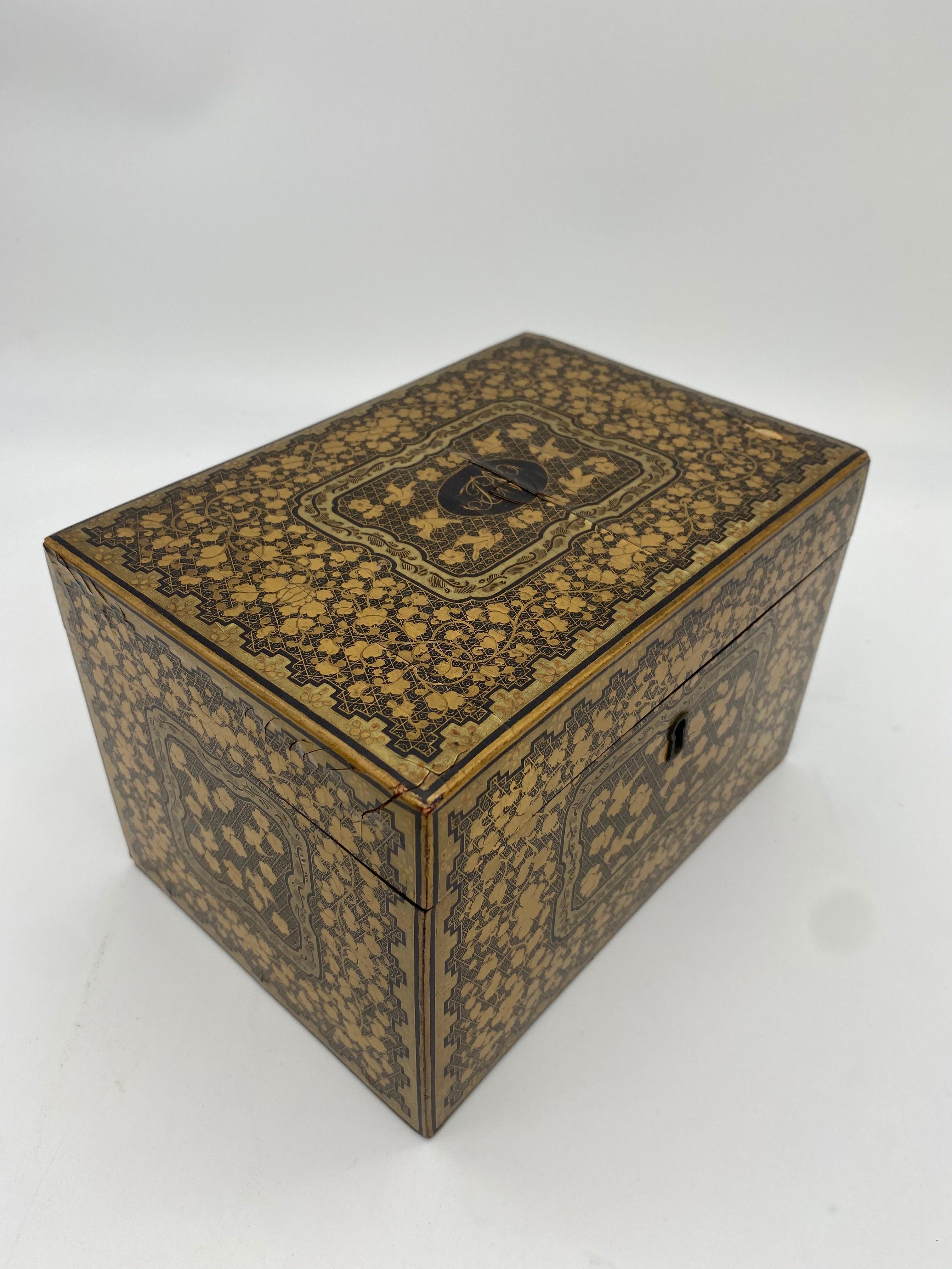 Boîte à thé chinoise du 19ème siècle en laque noire dorée en vente 2