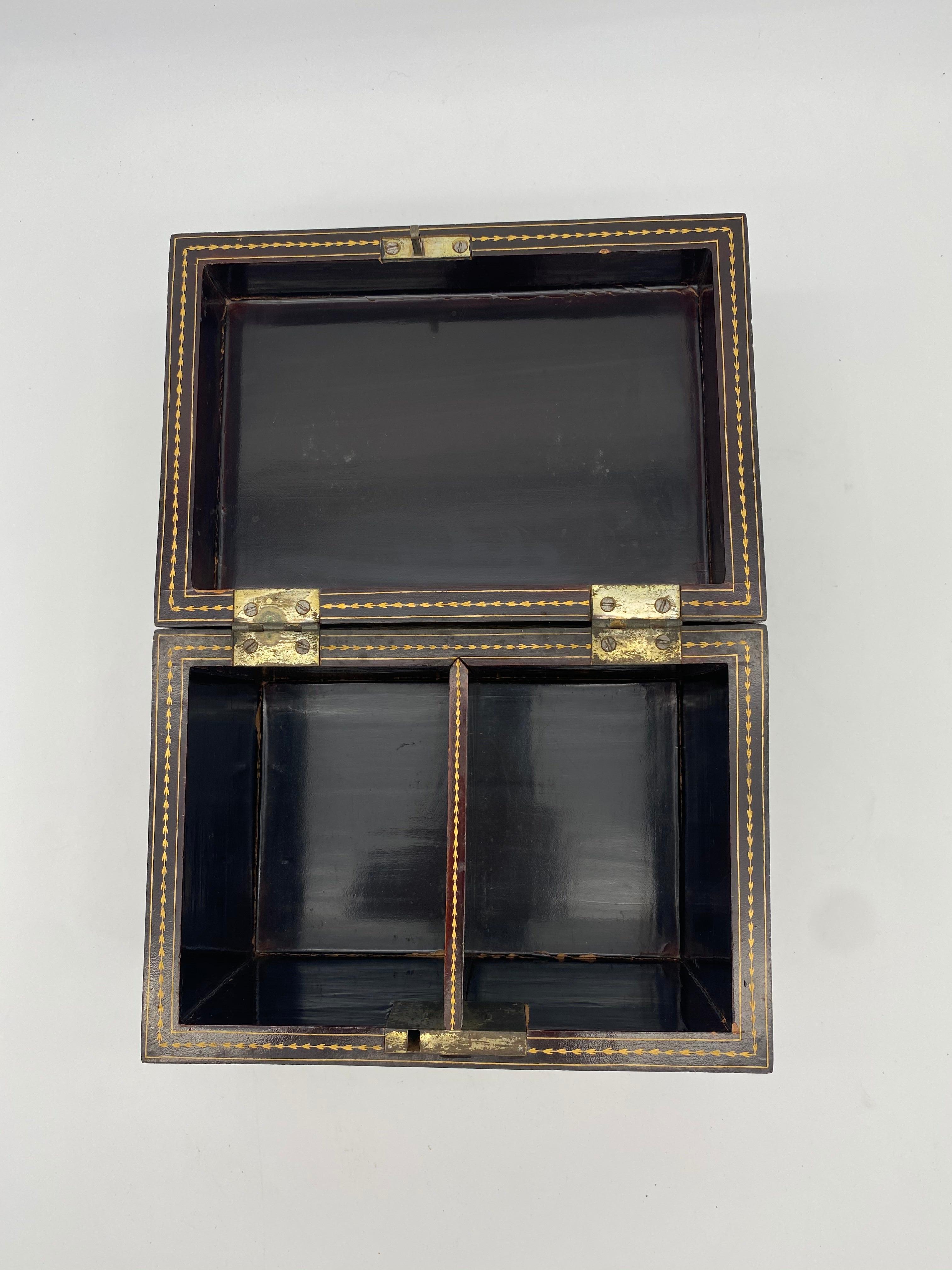 19th Century Golden Black Lacquer Chinese Tea Caddy For Sale 3