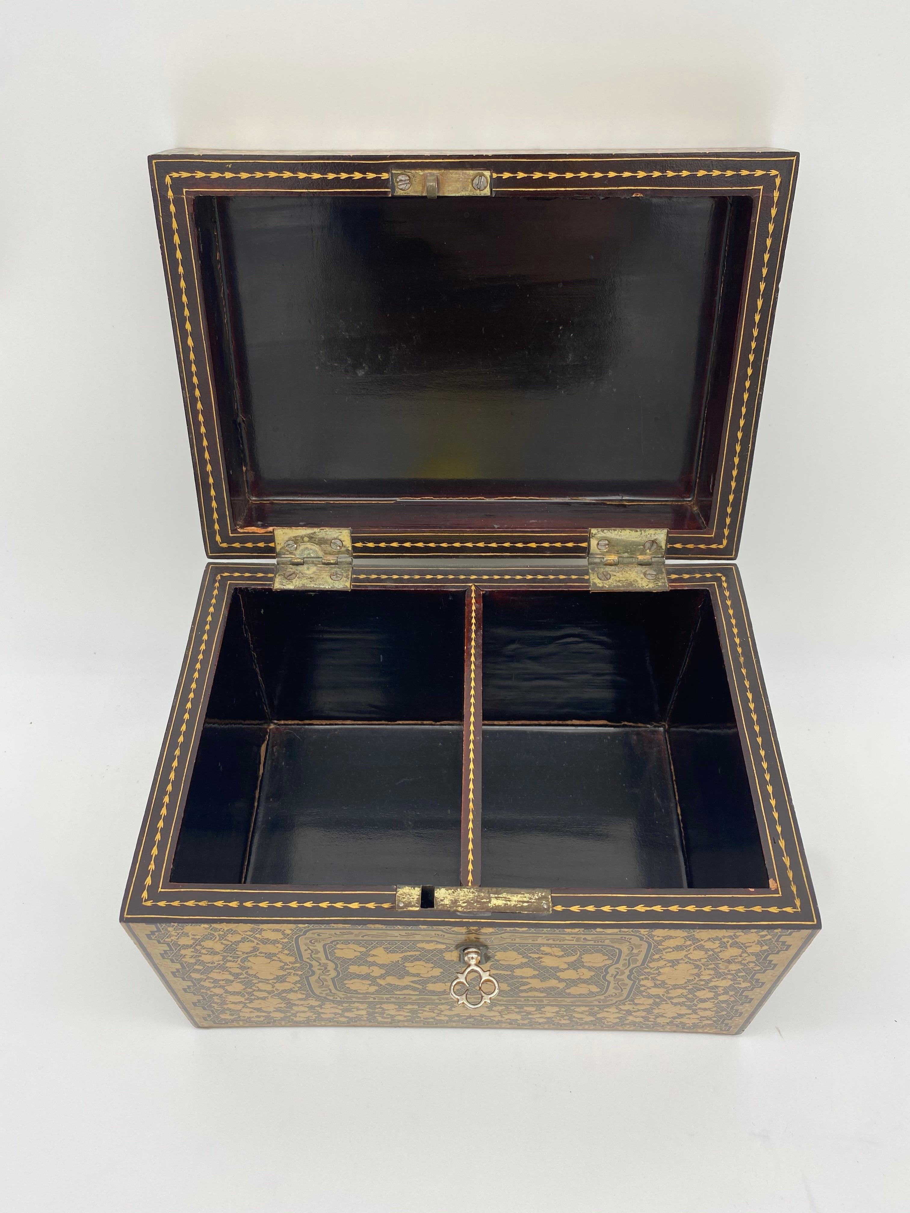 19th Century Golden Black Lacquer Chinese Tea Caddy For Sale 4