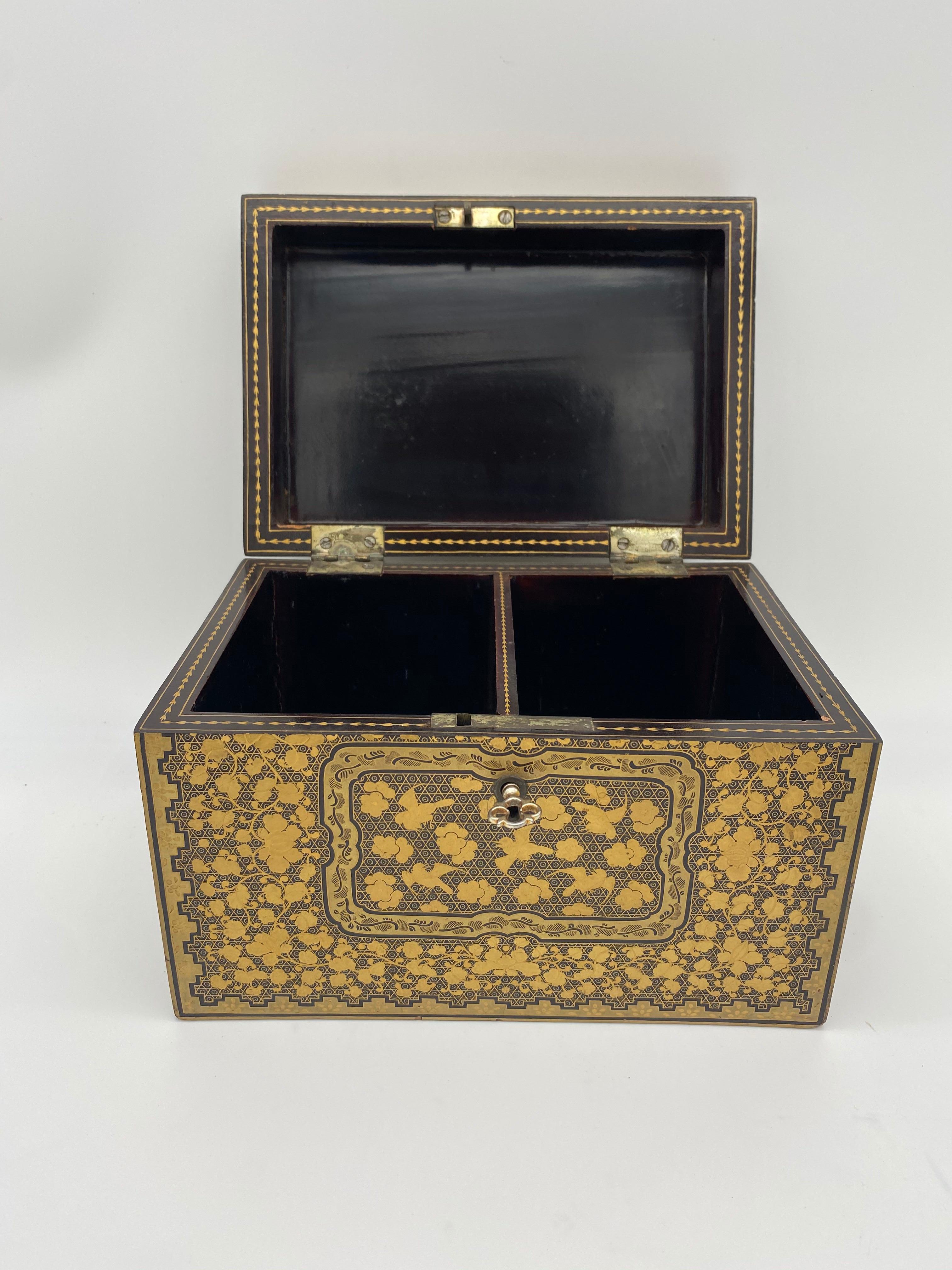 Boîte à thé chinoise du 19ème siècle en laque noire dorée en vente 5