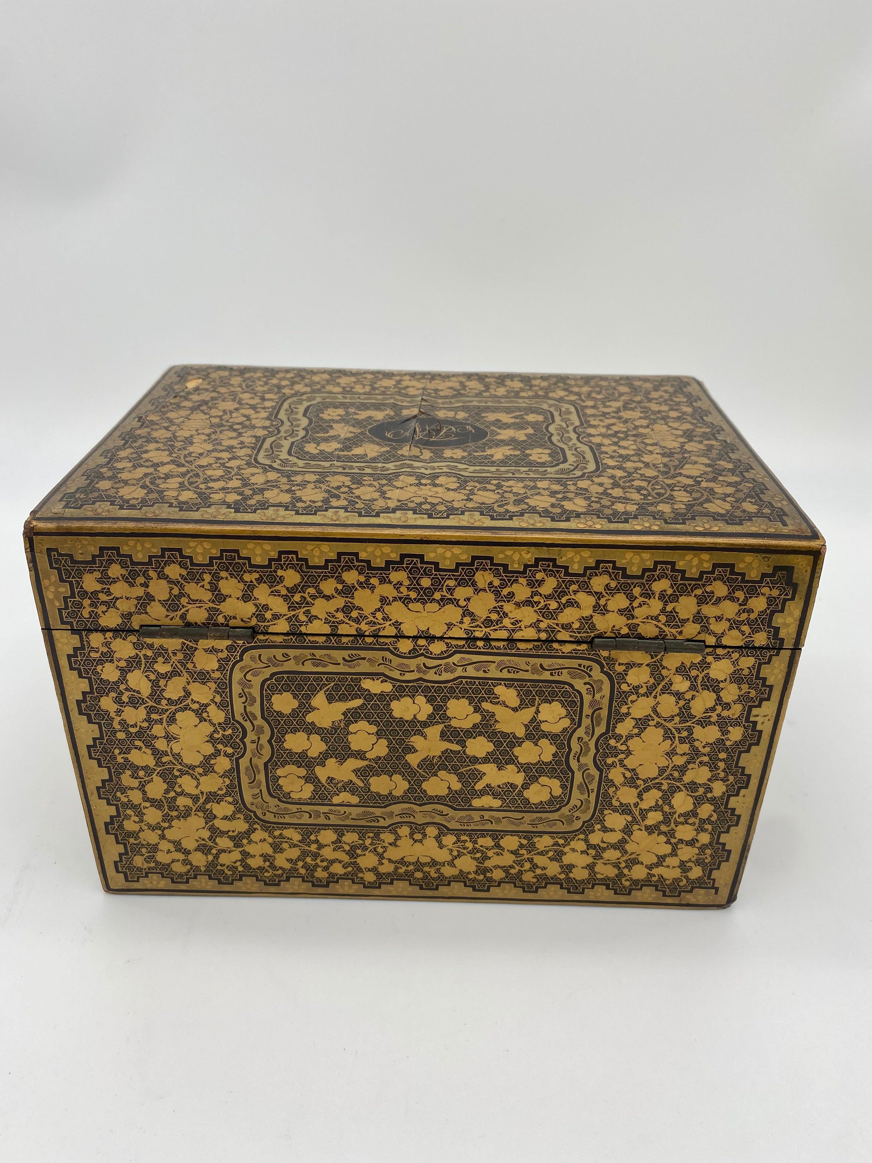 chinesische Teedose mit vergoldetem Deckel aus gold-schwarzem Lack aus dem 19. Jahrhundert, kleines und schönes Stück.