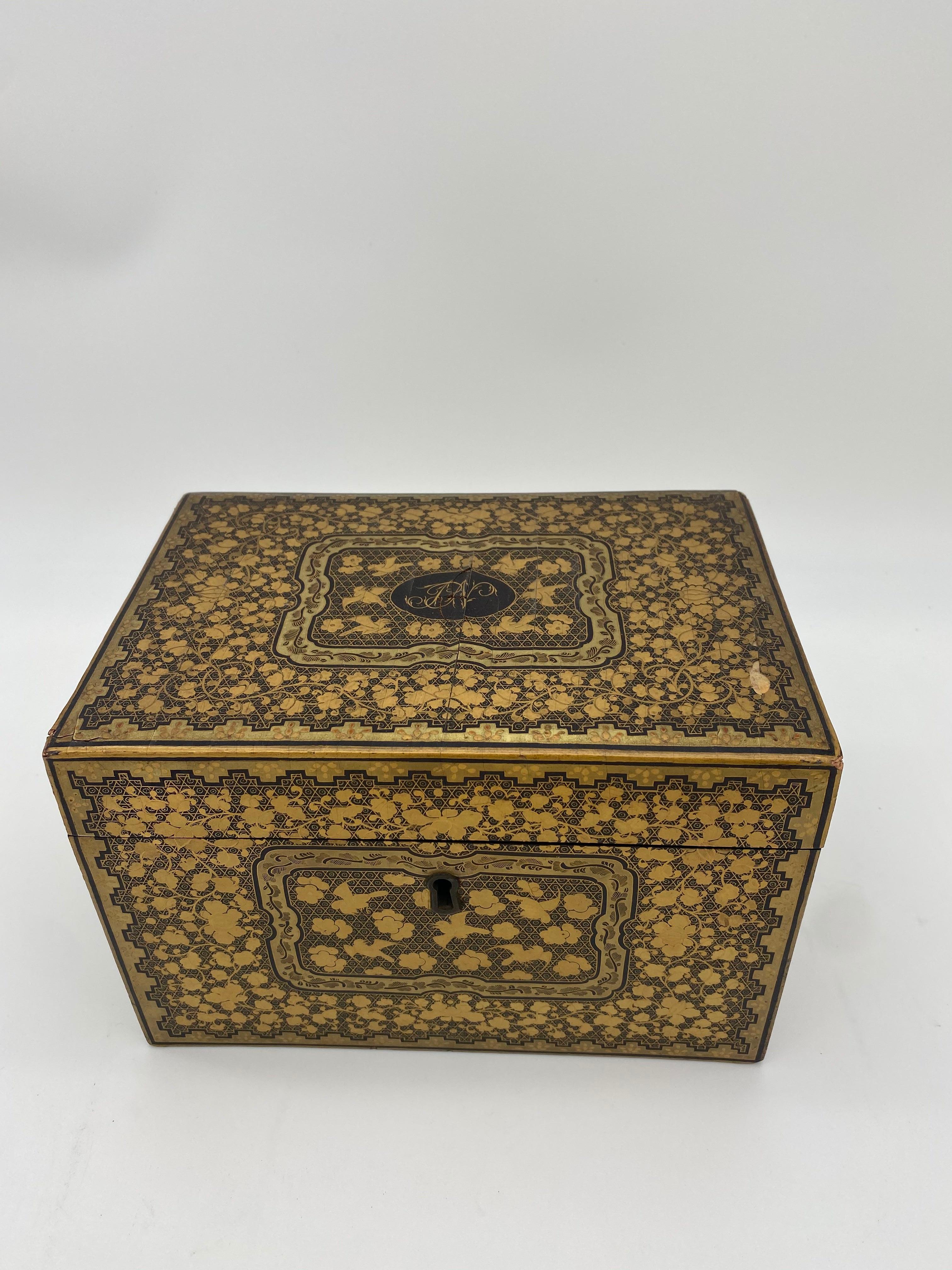 Chinesische Teedose aus dem 19. Jahrhundert mit goldenem, schwarzem Lack (Qing-Dynastie) im Angebot