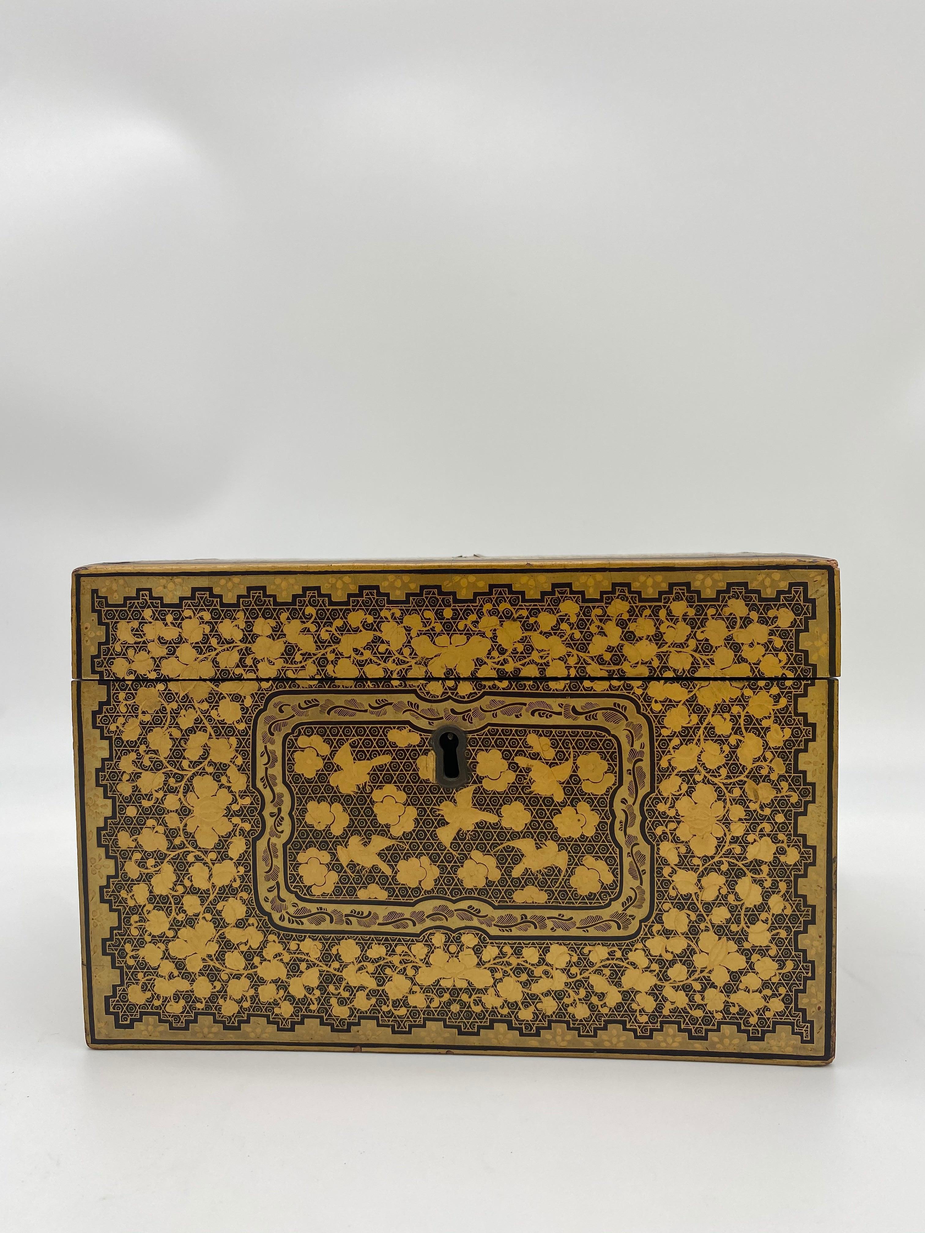 Chinesische Teedose aus dem 19. Jahrhundert mit goldenem, schwarzem Lack (Handgeschnitzt) im Angebot