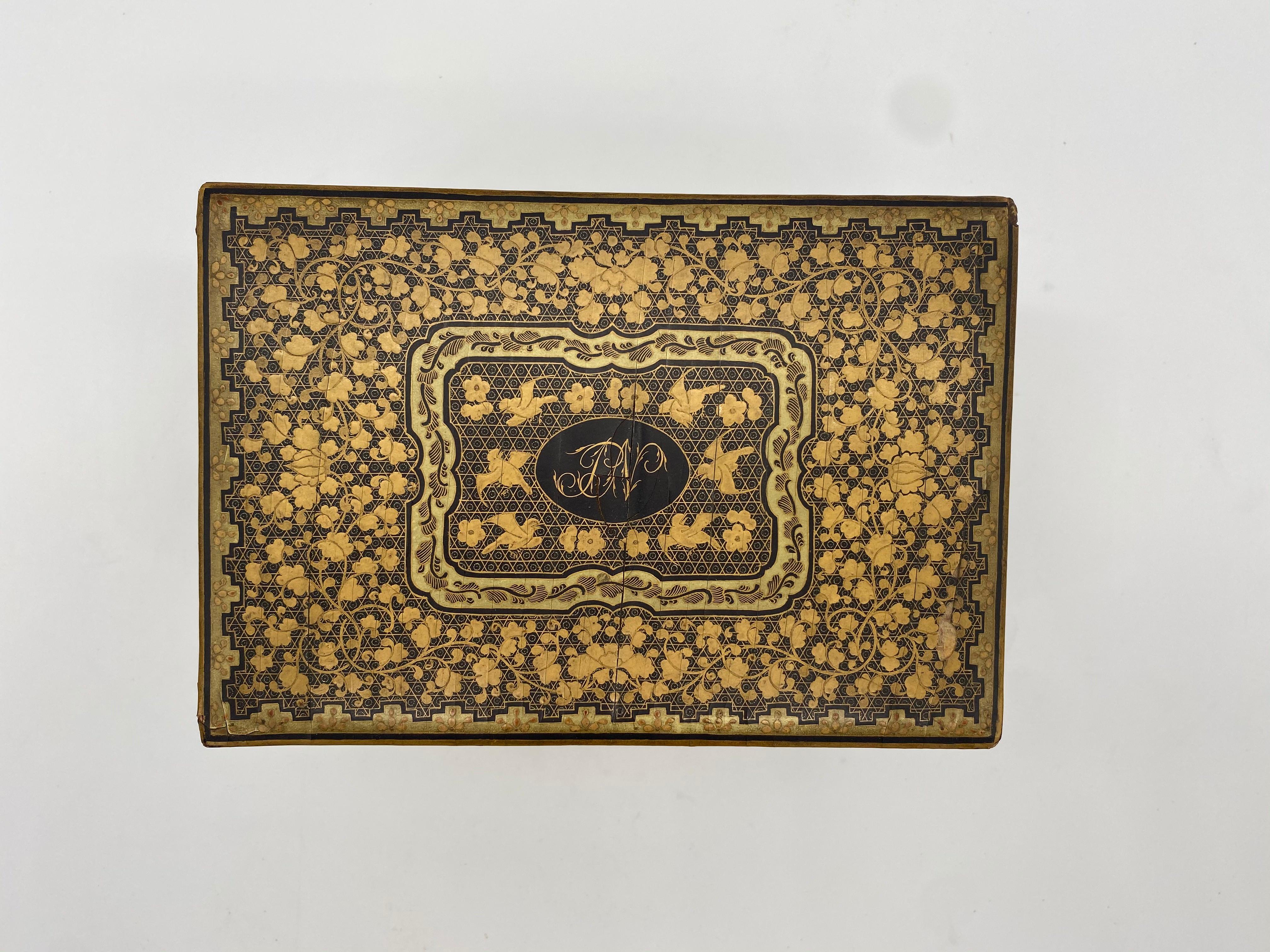 Sculpté à la main Boîte à thé chinoise du 19ème siècle en laque noire dorée en vente