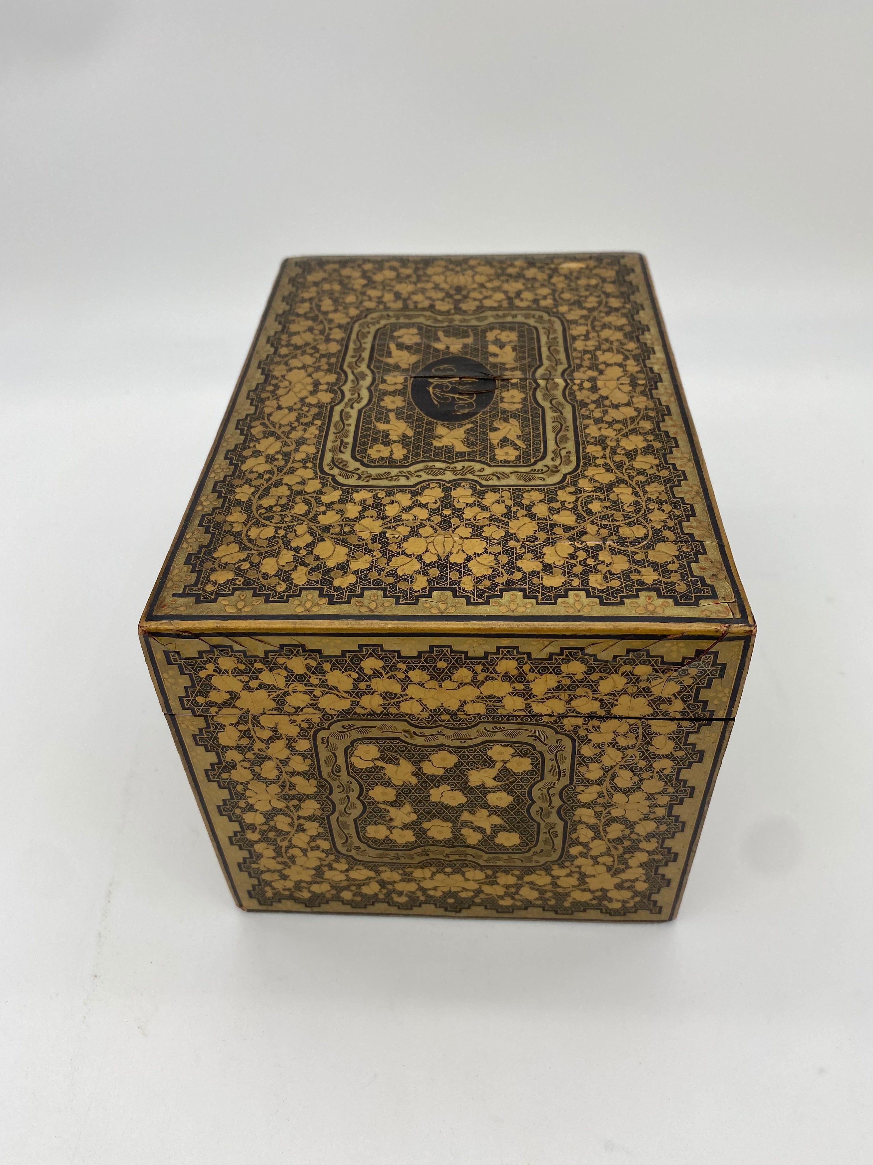 19th Century Golden Black Lacquer Chinese Tea Caddy In Good Condition For Sale In Brea, CA