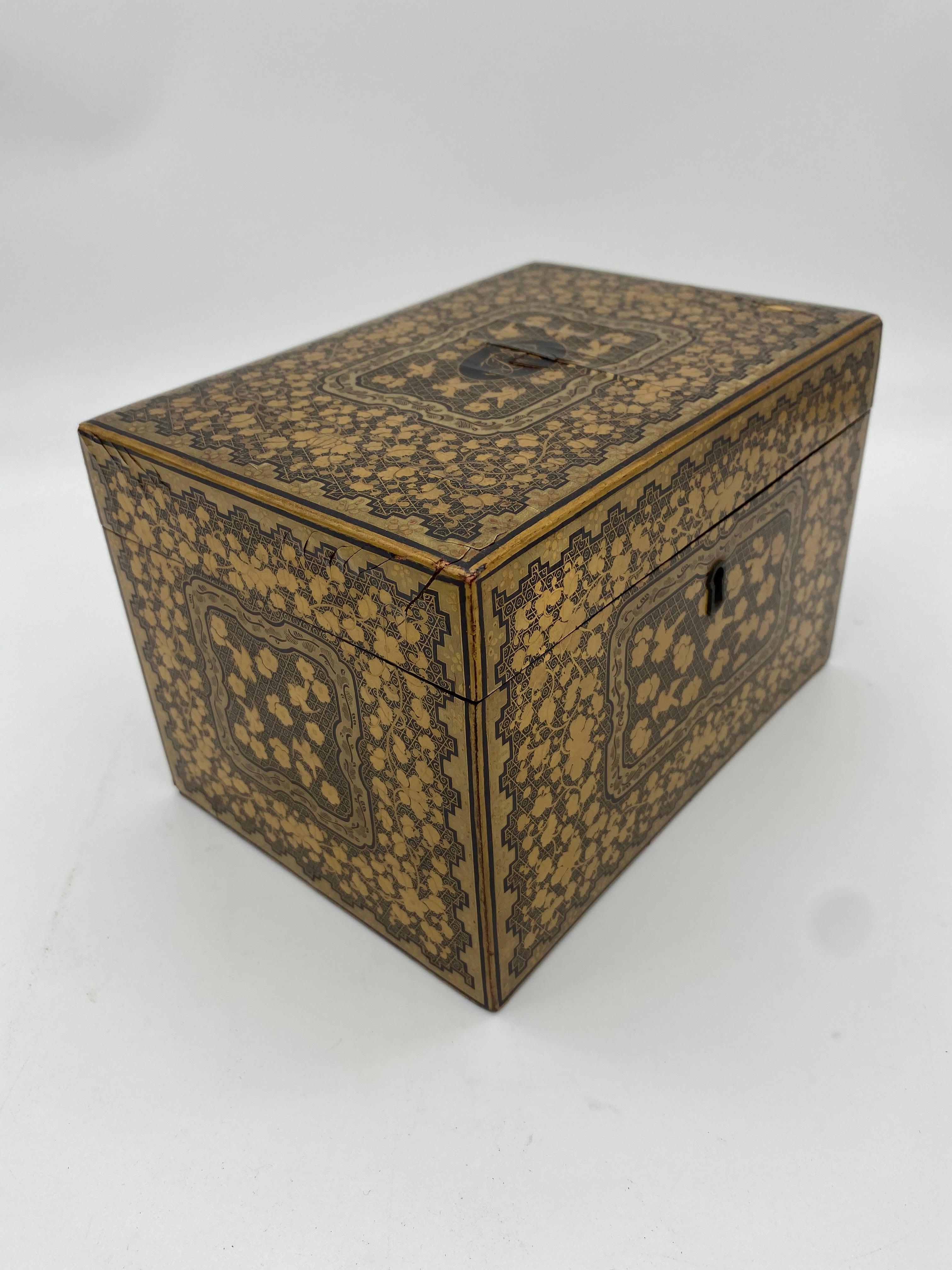 Boîte à thé chinoise du 19ème siècle en laque noire dorée en vente 1