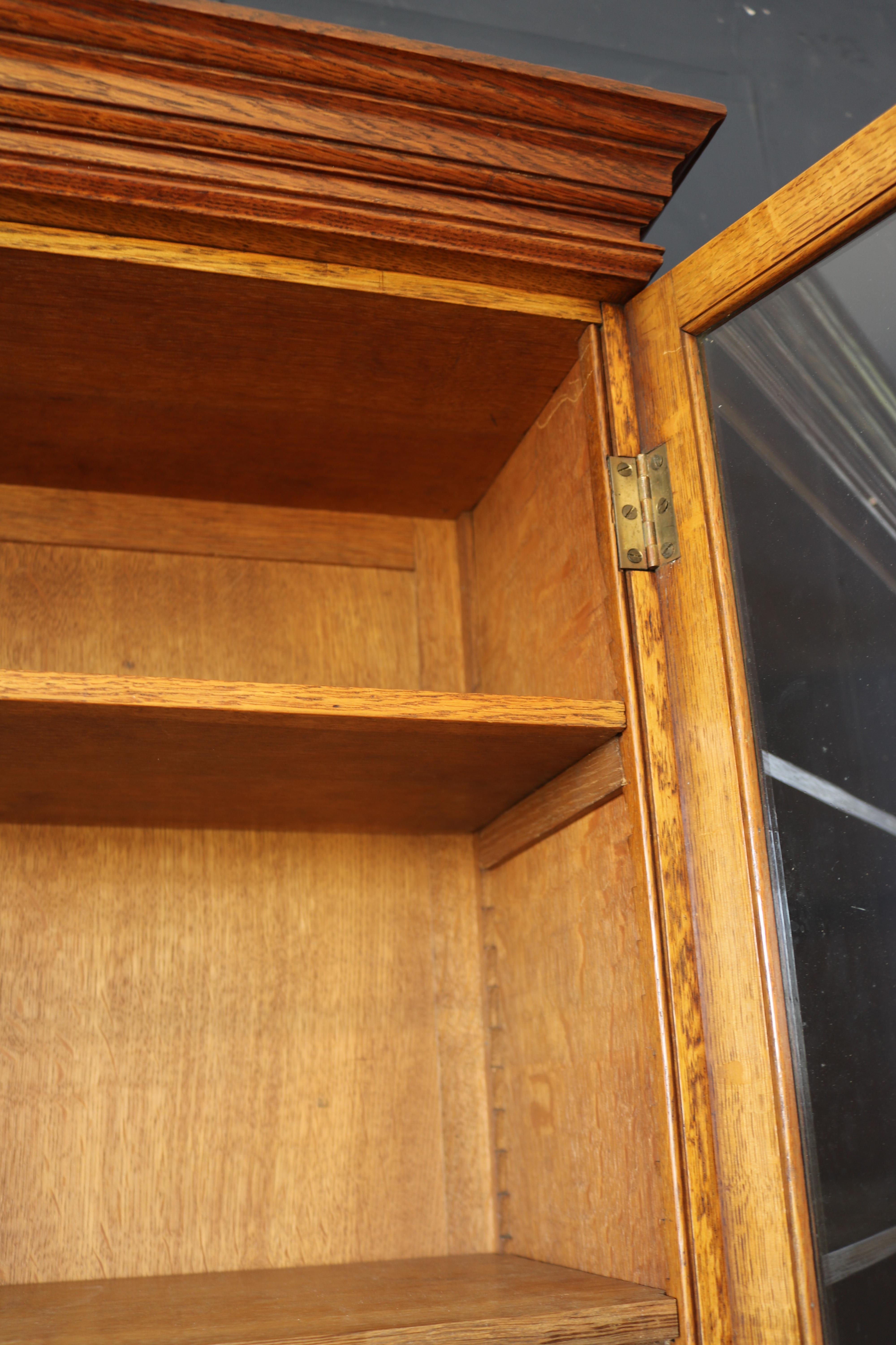 19th Century English Dwarf Bookcase circa 1880 in Golden Oak In Good Condition In Gloucestershire, GB