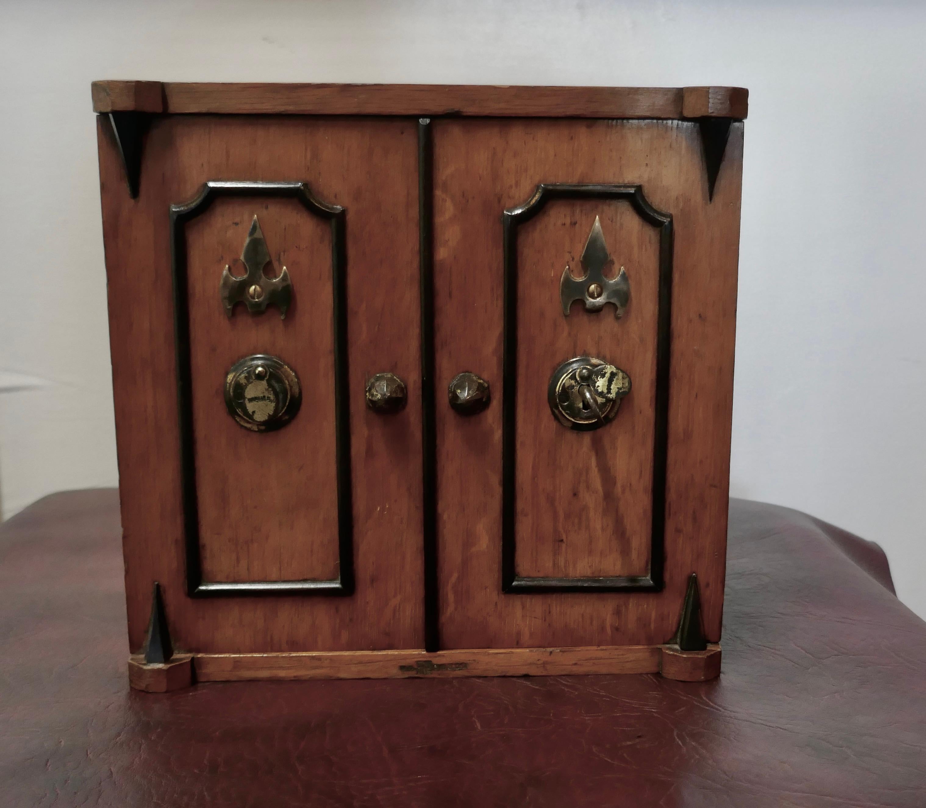 Humidor in Oak dorato del XIX secolo

A  un pezzo divertente risalente al 1870, progettato per assomigliare a una cassaforte di banca 
La scatola dei sigari ha 3 cassetti all'interno e finiture in ottone all'interno e all'esterno, è in buone
