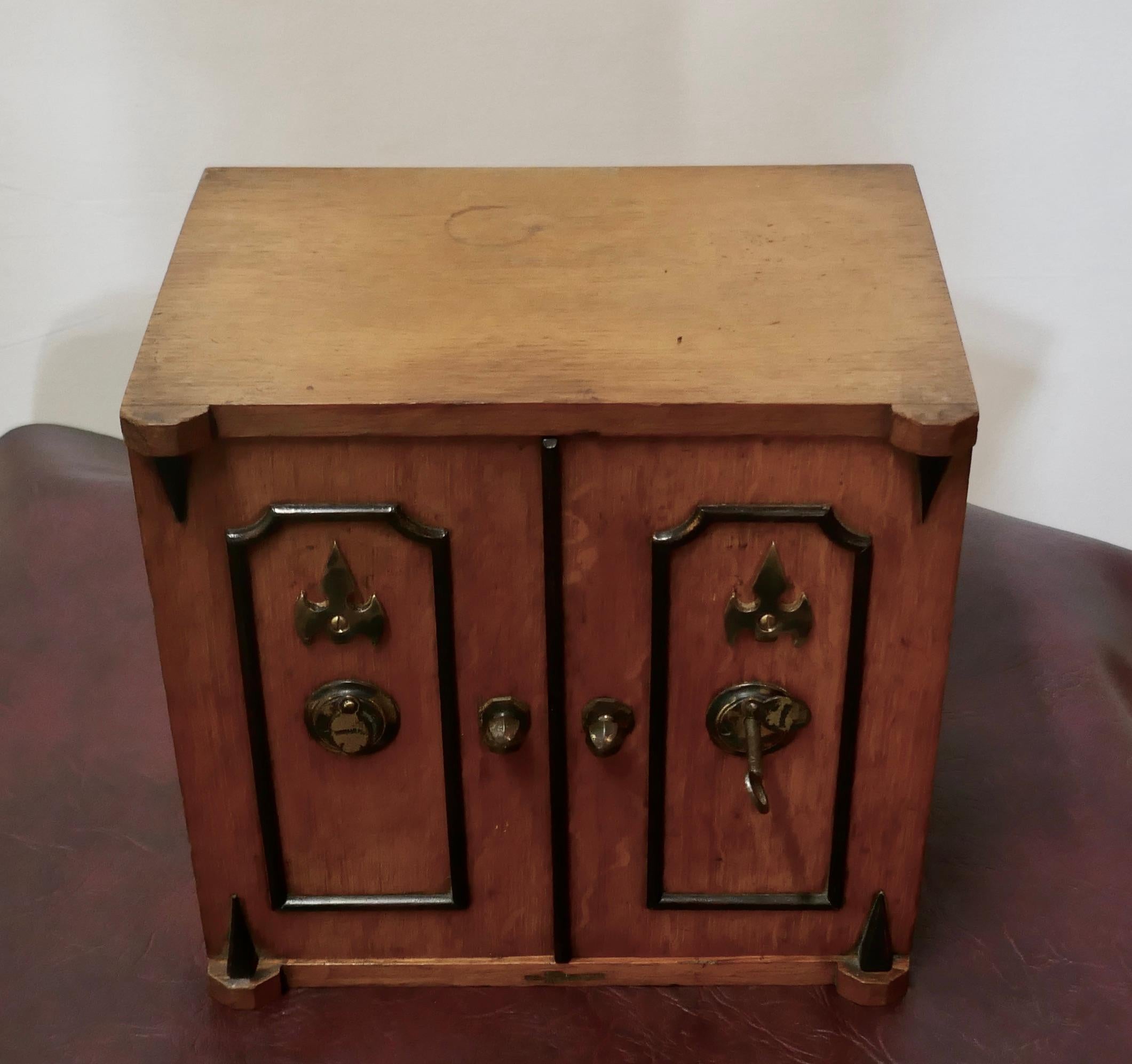 Arts and Crafts 19th Century Golden Oak Humidor   For Sale