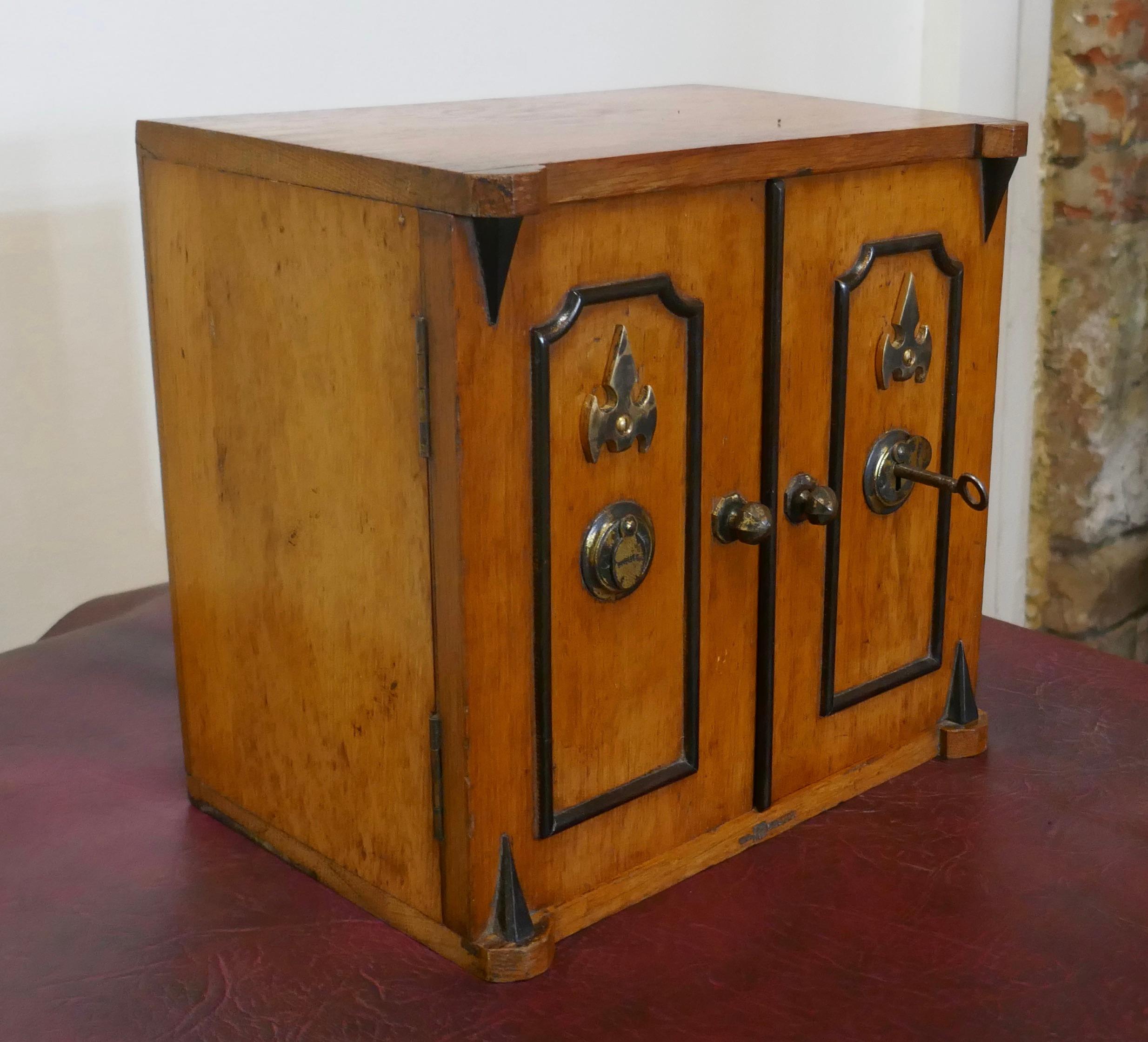 19th Century Golden Oak Humidor   In Good Condition For Sale In Chillerton, Isle of Wight
