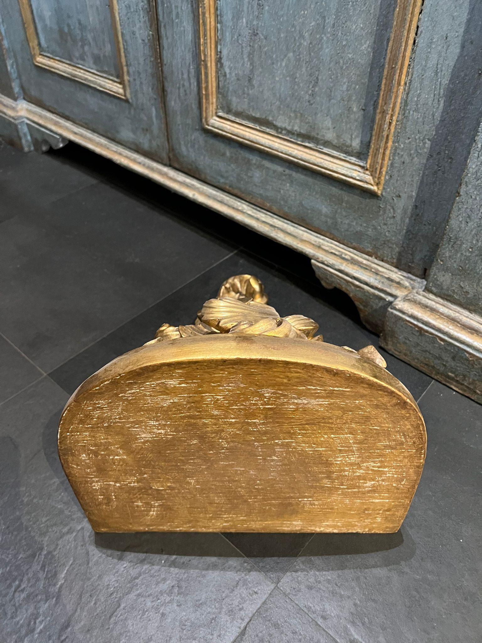 Beautiful large carved and gilded shelf, mid-19th century, Tuscany.
Perfect for an elegant look. 
For further infomation write me or email me. 