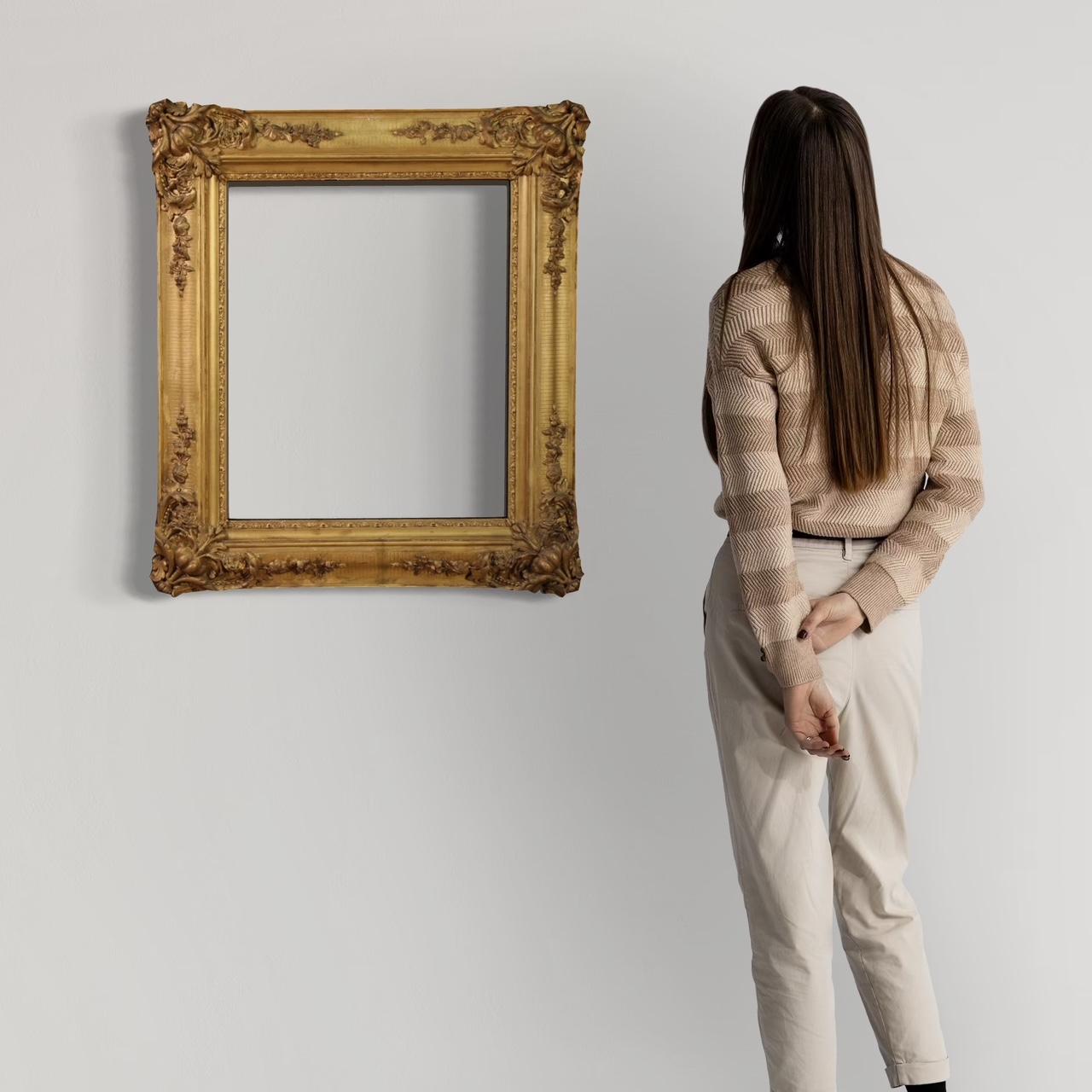 French frame from the end of the 19th century. Finely carved and gilded wood and plaster object, of beautiful decoration. Frame that can hold a painting or mirror with the following maximum measurements: W 48.5 x H 58.5 cm. (recessed rear part).