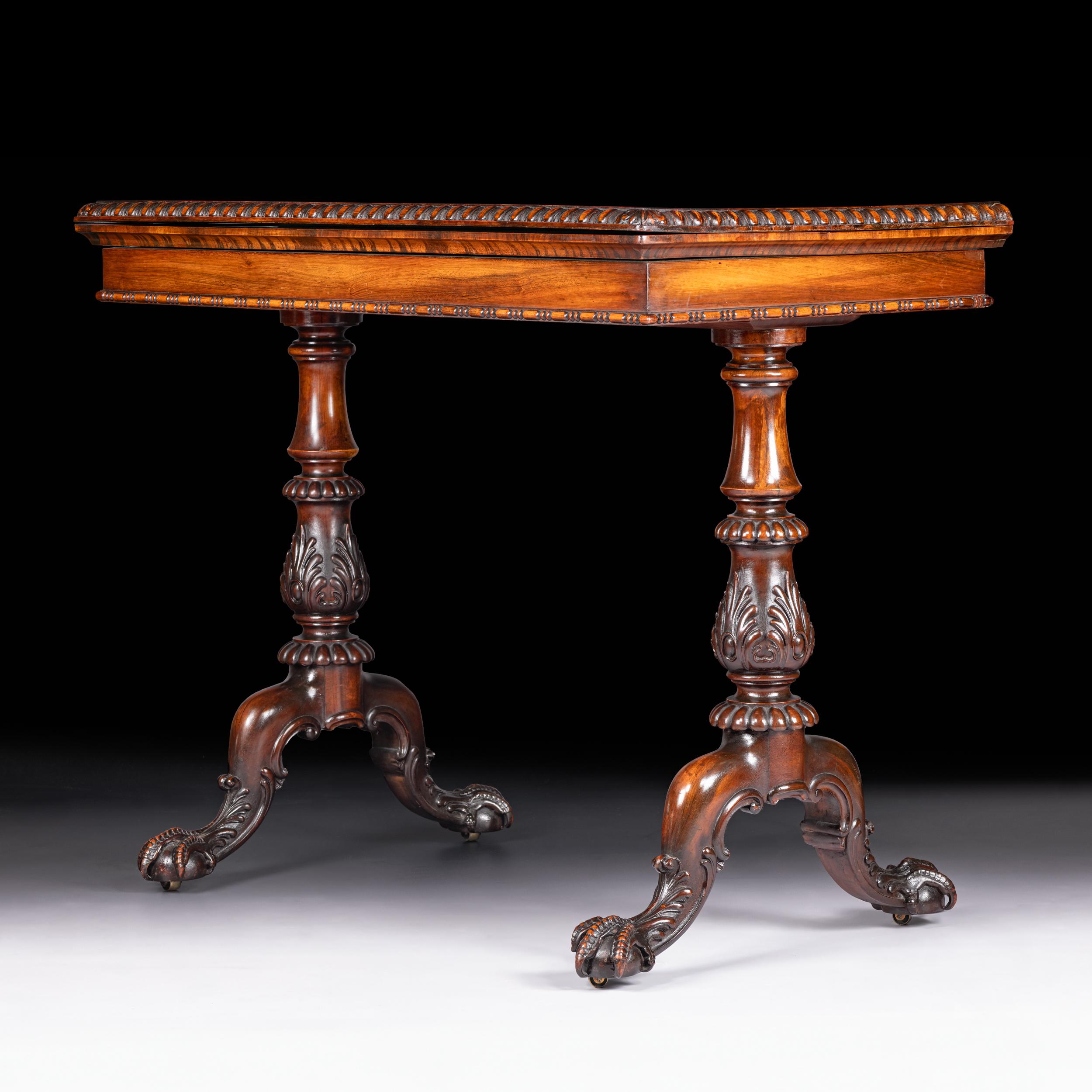 Table à cartes Goncalo Alves du milieu du XIXe siècle par Gillows of Lancaster, le plateau rectangulaire à charnière avec une moulure en forme d'œuf et de dard, l'intérieur en baize verte dans des coins plaqués en quart, les supports d'extrémité