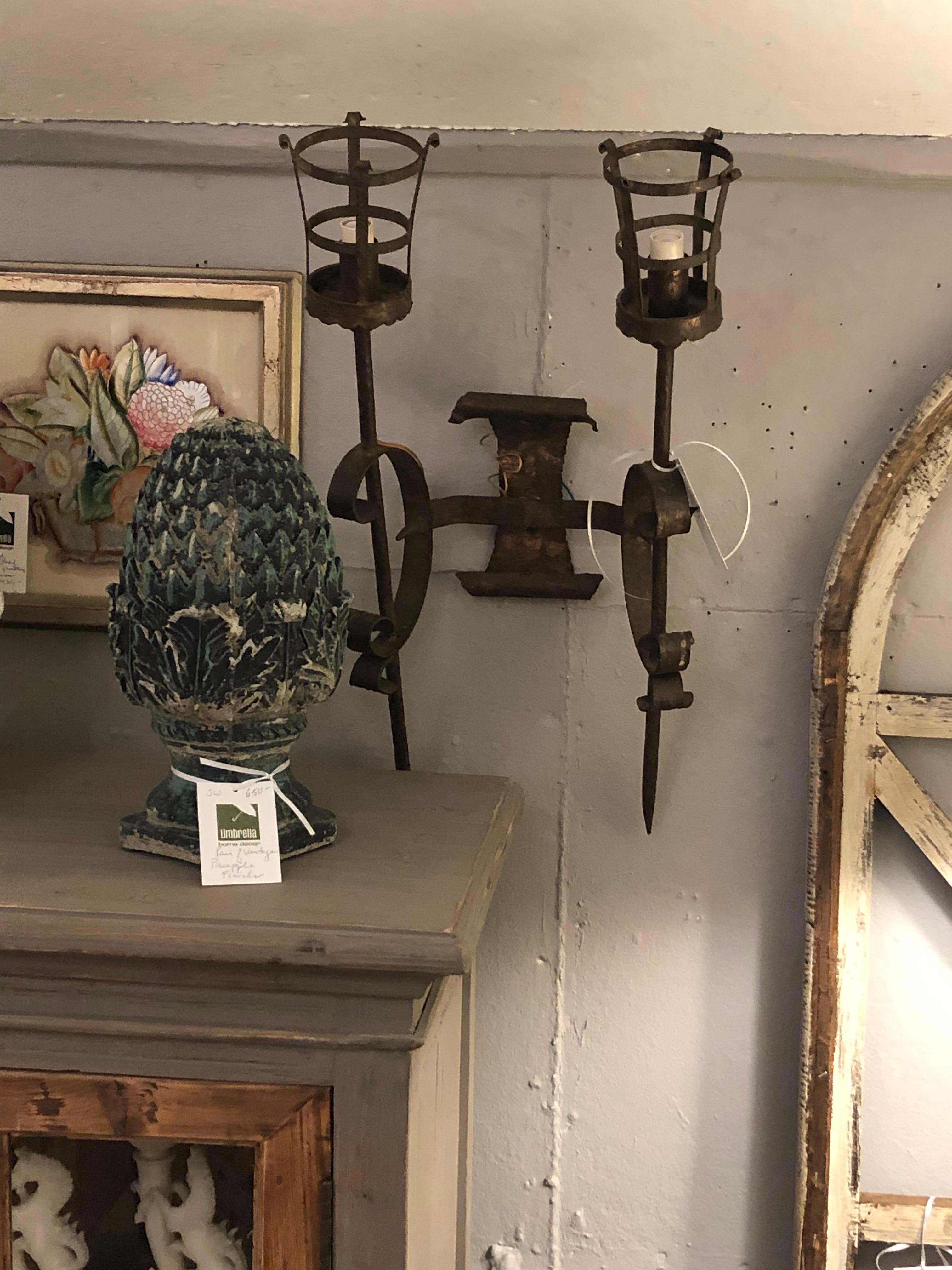 Coppia di applique gotiche inglesi in ottone invecchiato del XIX secolo In condizioni buone in vendita a Hopewell, NJ