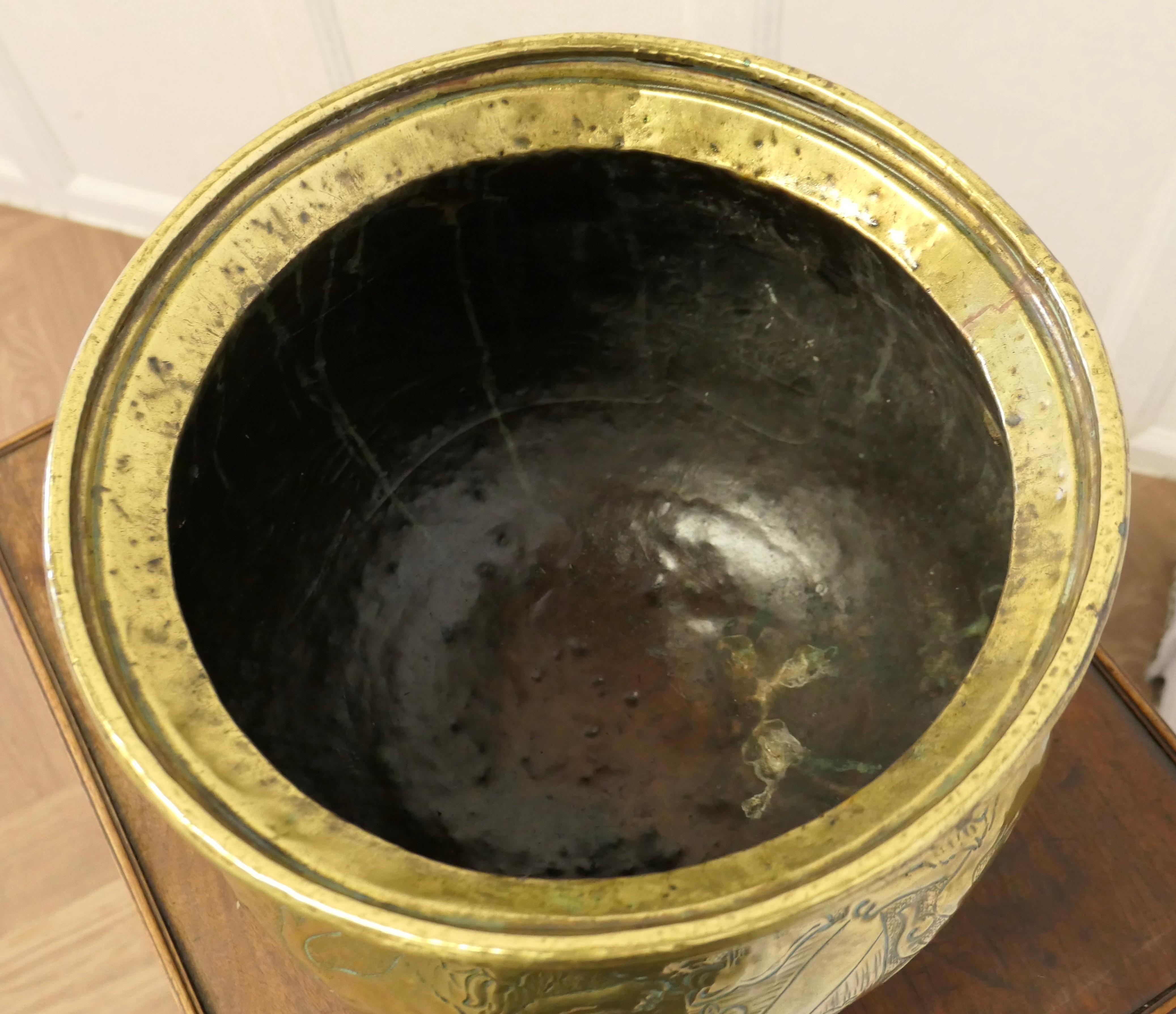 Giardiniera gotica in ottone con scudi del XIX secolo in vendita 2