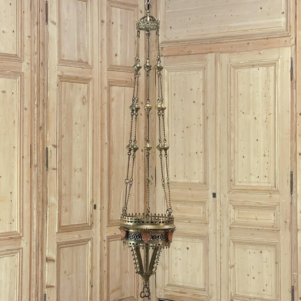 Brûleur d'encens gothique en bronze du XIXe siècle ~ Lustre est un exemple remarquable de l'art du ferronnier, réalisé en bronze massif pour durer des siècles ! À un moment donné, il a été câblé en Europe, mais il n'a pas été recâblé pour être