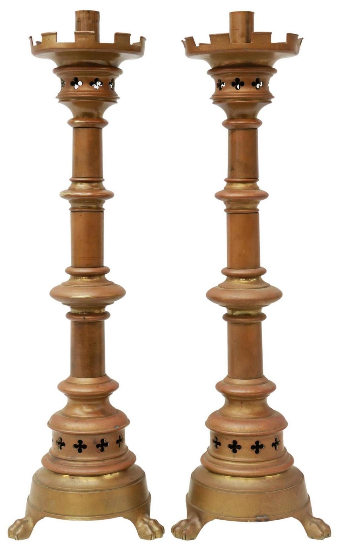 Paire de chandeliers d'autel en bronze néo-gothique du 19e siècle  en vente 7