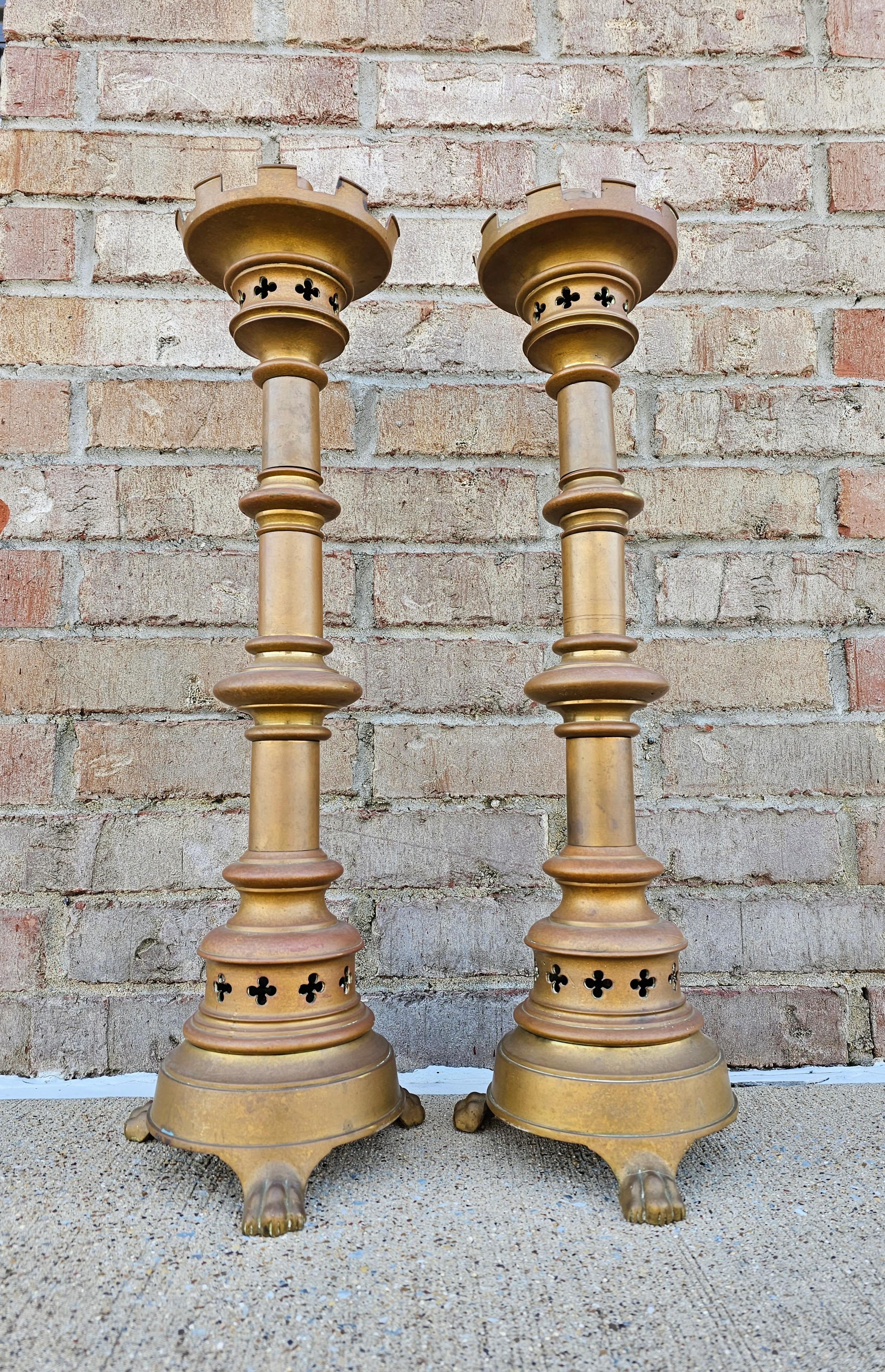 Paire de chandeliers d'autel en bronze néo-gothique du 19e siècle  Bon état - En vente à Forney, TX