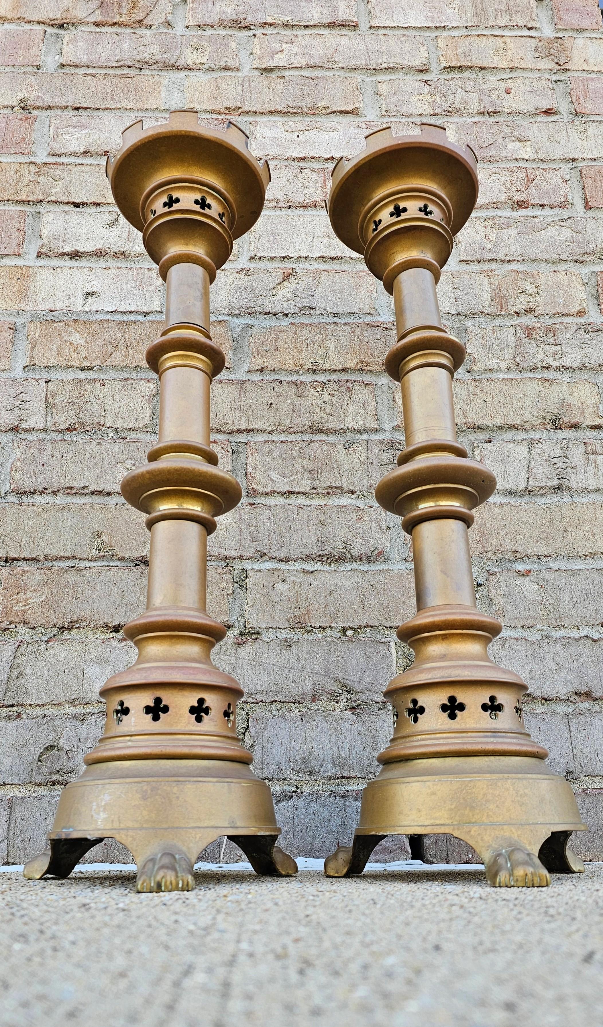 Bronze Paire de chandeliers d'autel en bronze néo-gothique du 19e siècle  en vente