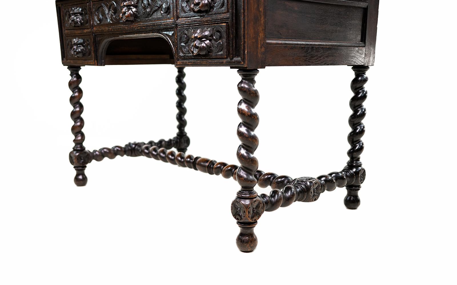 19th Century Gothic Revival Green Man Carved Oak Desk In Good Condition For Sale In STOKE ON TRENT, GB