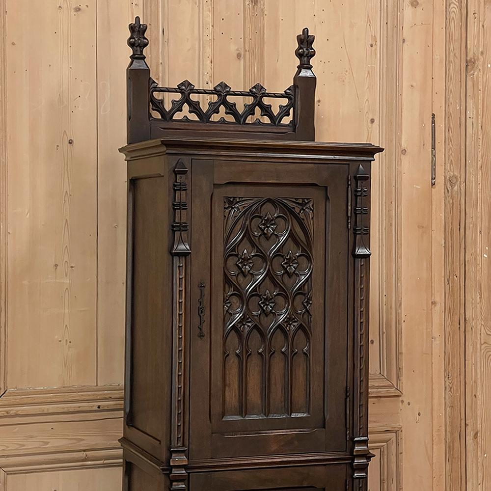19th Century Gothic Revival Homme Debout, Cabinet 4