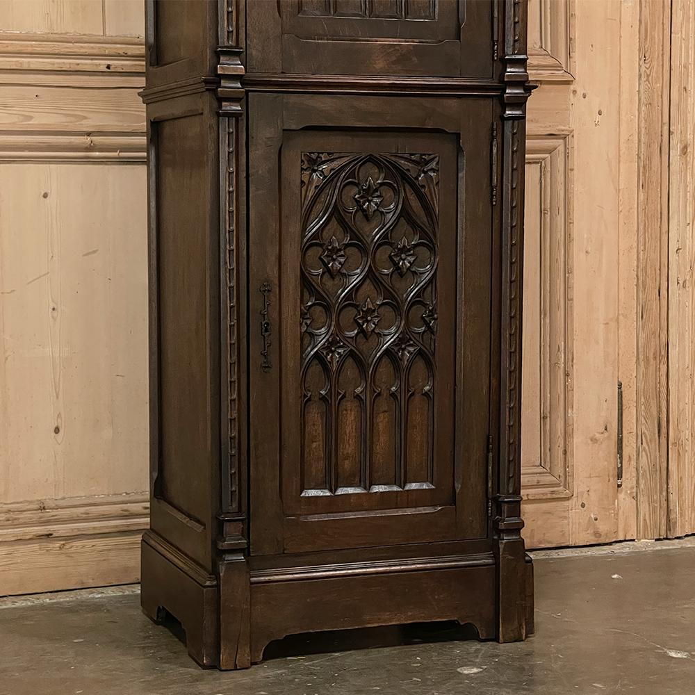 19th Century Gothic Revival Homme Debout, Cabinet 5
